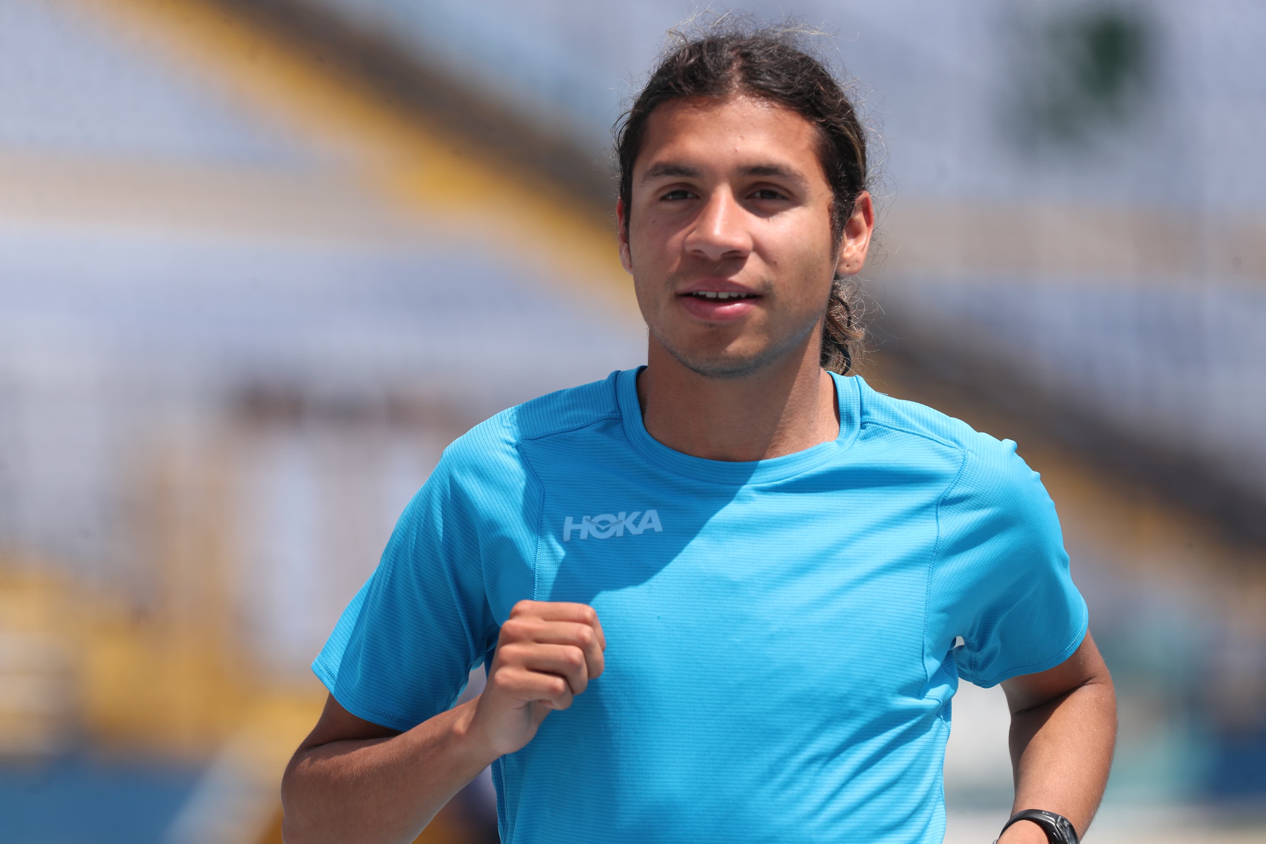 Grijalva sonríe mientras corre en la pista del estadio Doroteo Guamuch Flores.