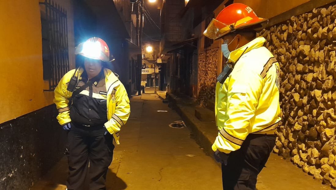 Vecinos de El Milagro, Mixco, hallaron un cadáver en un saco y avisaron a los bomberos. (Foto Prensa Libre: Bomberos Municipales)