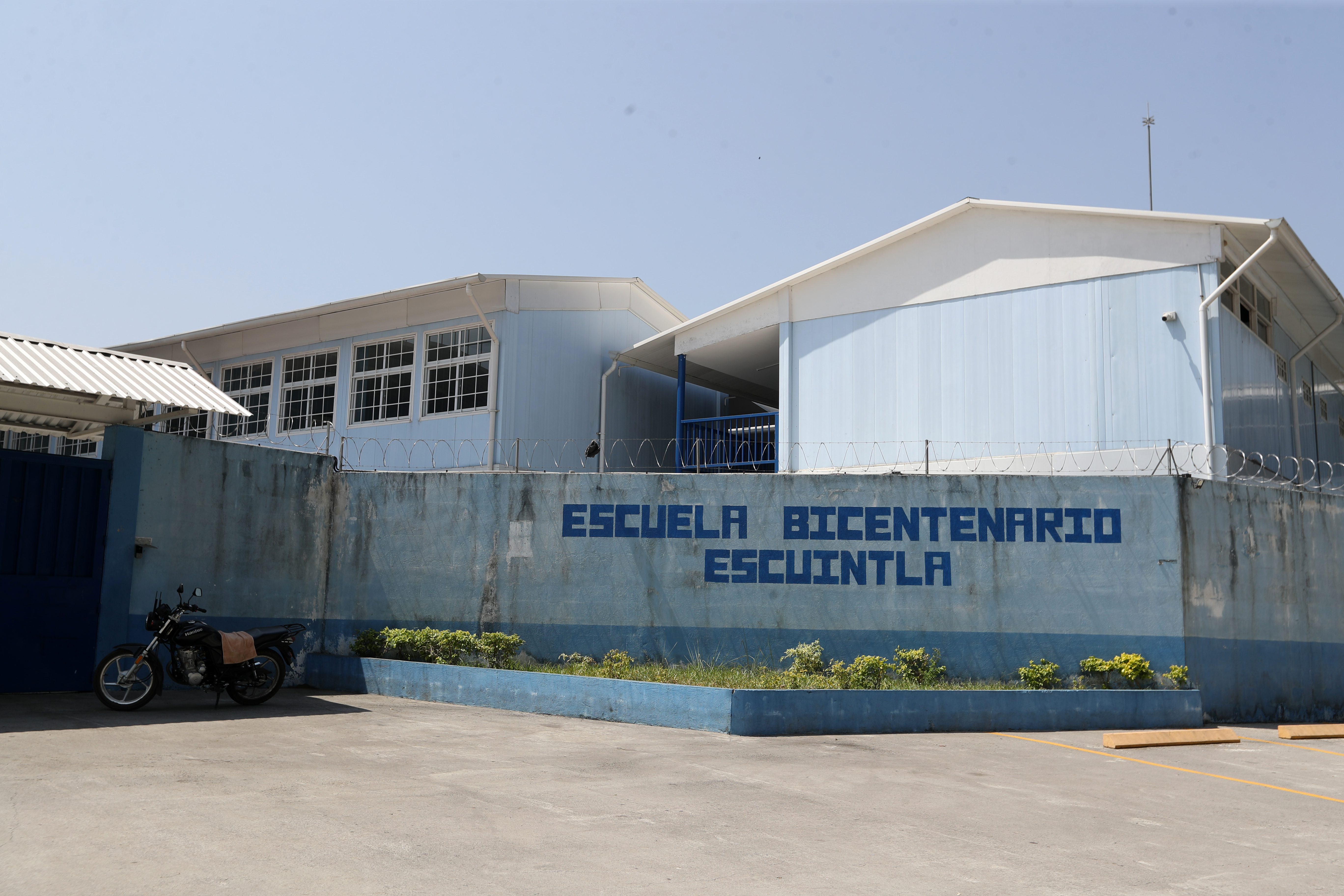 Visita para verificar estado de la construcción de escuela Bicentenario  ubicada en la colonia La Dignidad, Escuintla, que cuenta con los niveles de primaria y pre primaria, cuenta con 32 aulas. Resaltaron que está construida con polímero  de alta densidad patentando, impermeable, antisísmicos, no se filtra el agua; sin embargo, son evidentes las malas condiciones, por las altas temperaturas de clima en el departamento, han colocado ventiladores dentro de las aulas, el laboratorio de computación no cuenta con computadoras, hay filtraciones de agua, no hay luz en algunas partes, el techo ha comenzado a caerse, los pasamos han sido reparados, no está habilitada la cocina para padres de familia, algunos sanitarios y lavamanos no funcionan completamente. Fotografía Prensa Libre: María Reneé Barrientos Gaytan. 11-03-2024.