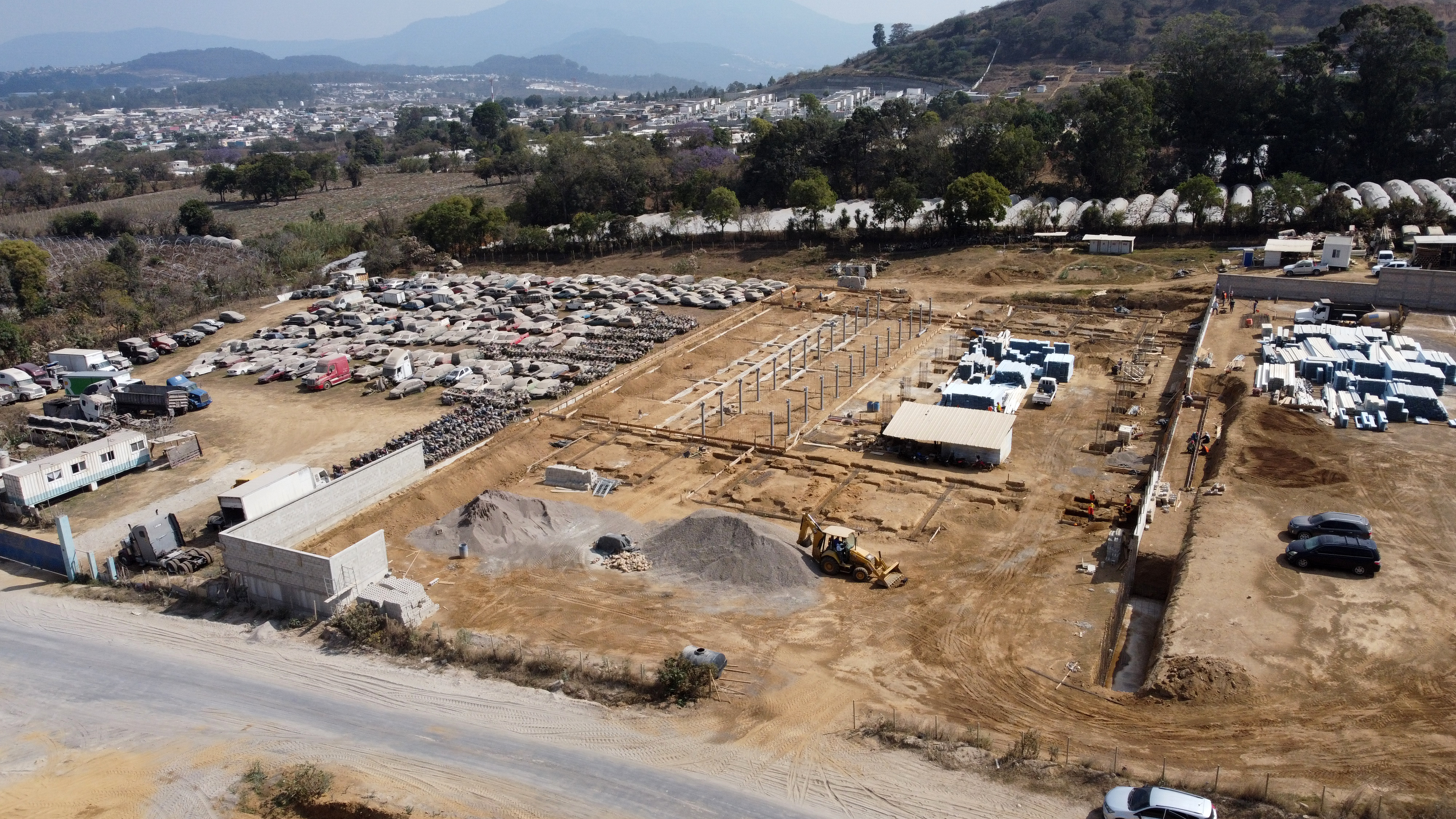 Construcción de una Escuela Bicentenario, ubicada en Villa Nueva, donde pese a que se hizo el pago del monto total de la obra, pero no ha sido finalizada. (Foto Prensa Libre: María Reneé Barrientos Gaytán) 