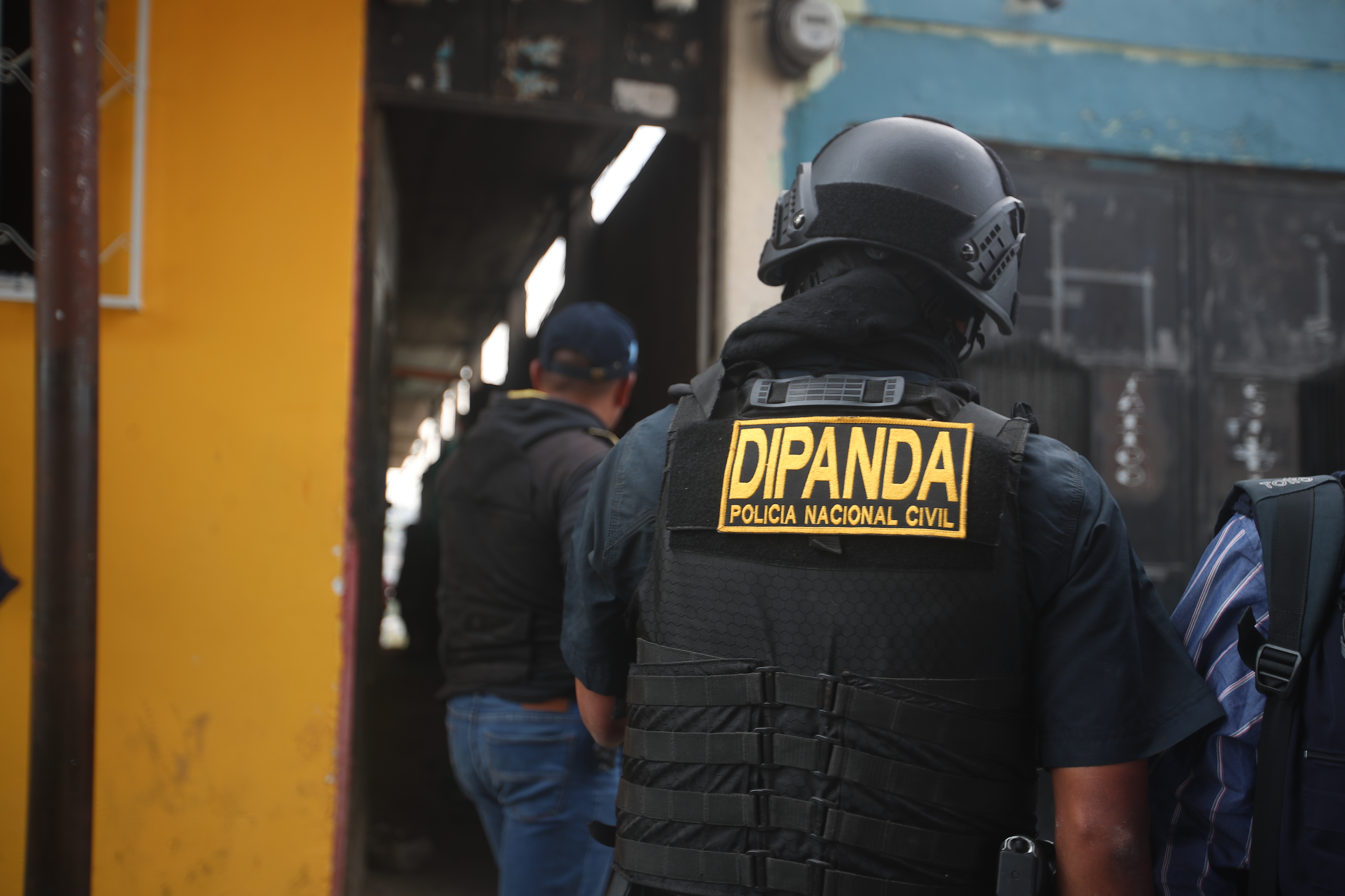 Agentes de la Fiscalía contra las Extorsiones y personal de la División Nacional contra el Desarrollo Criminal de las Pandillas (DIPANDA), investigan casos que ocurren en la Ciudad de Guatemala y otros municipios del área metropolitana. (Foto Prensa Libre: Hemeroteca PL)