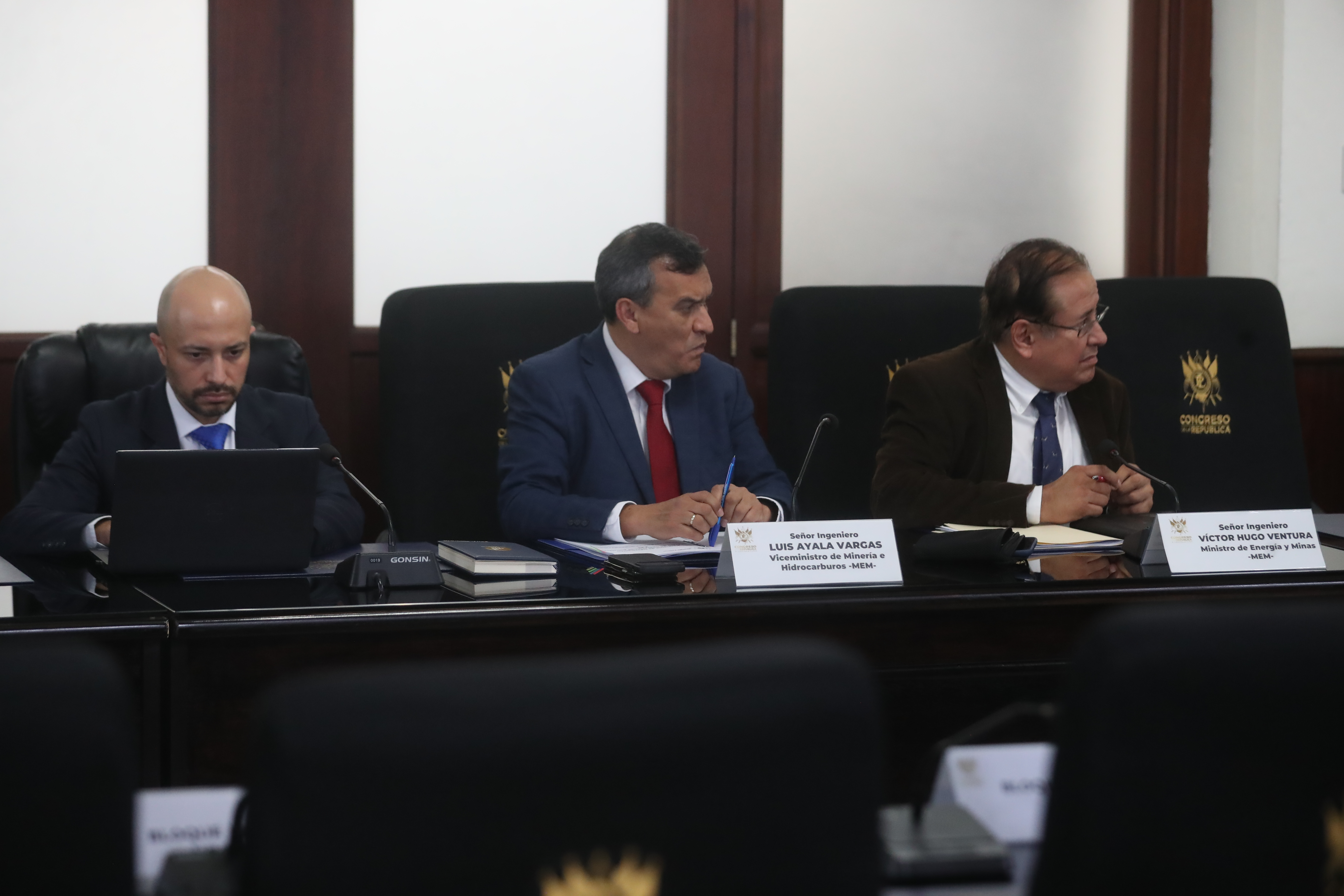 Luis Ayala Vargas (al centro) fue removido este 10 de mayo de 2024 como viceministro de Energía y Minas a cargo del área de minería e hidrocarburos. Este mismo día renunció el director general de minería, Álvaro Morales Carrillo. (Foto Prensa Libre: Juan Diego González).

Juan Diego Gonzlez.  120324