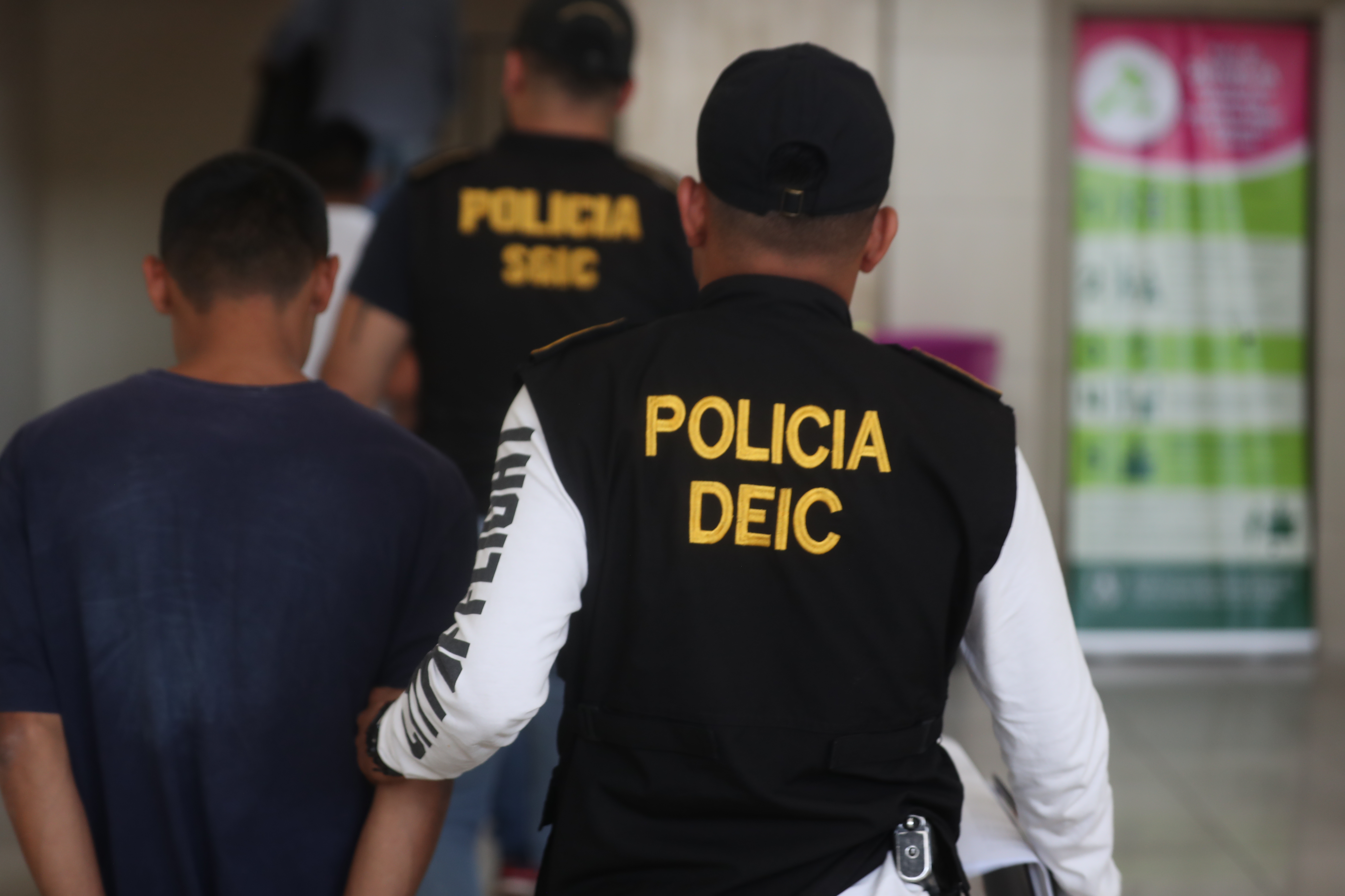 AGENTES SISTEMA PENITENCIARIO DETENIDOS. Un caso de Trata de Personas se destap con la detencin de ms de 20 personas entre civiles y agentes del Sistema Penitenciario. El caso, trata sobre menores de edad que eran ingresados para ser abusados dentro de algunas crceles del pas. Los detenidos son imputados por trata de personas e incumplimiento de deberes. En la imagen, detenidos son llevados a los juzgados de femicidio.

Juan Diego Gonzlez.  200324