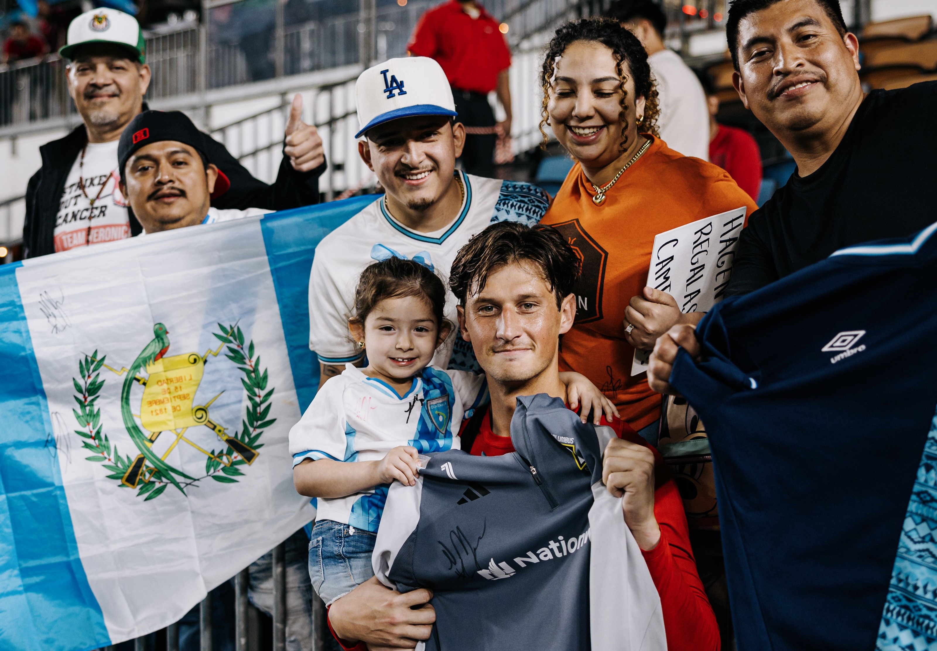 Nicholas Hagen junto a la pequeña aficionada con la que se tomó una fotografía. (Foto Prensa Libre: @ColumbusCrew)