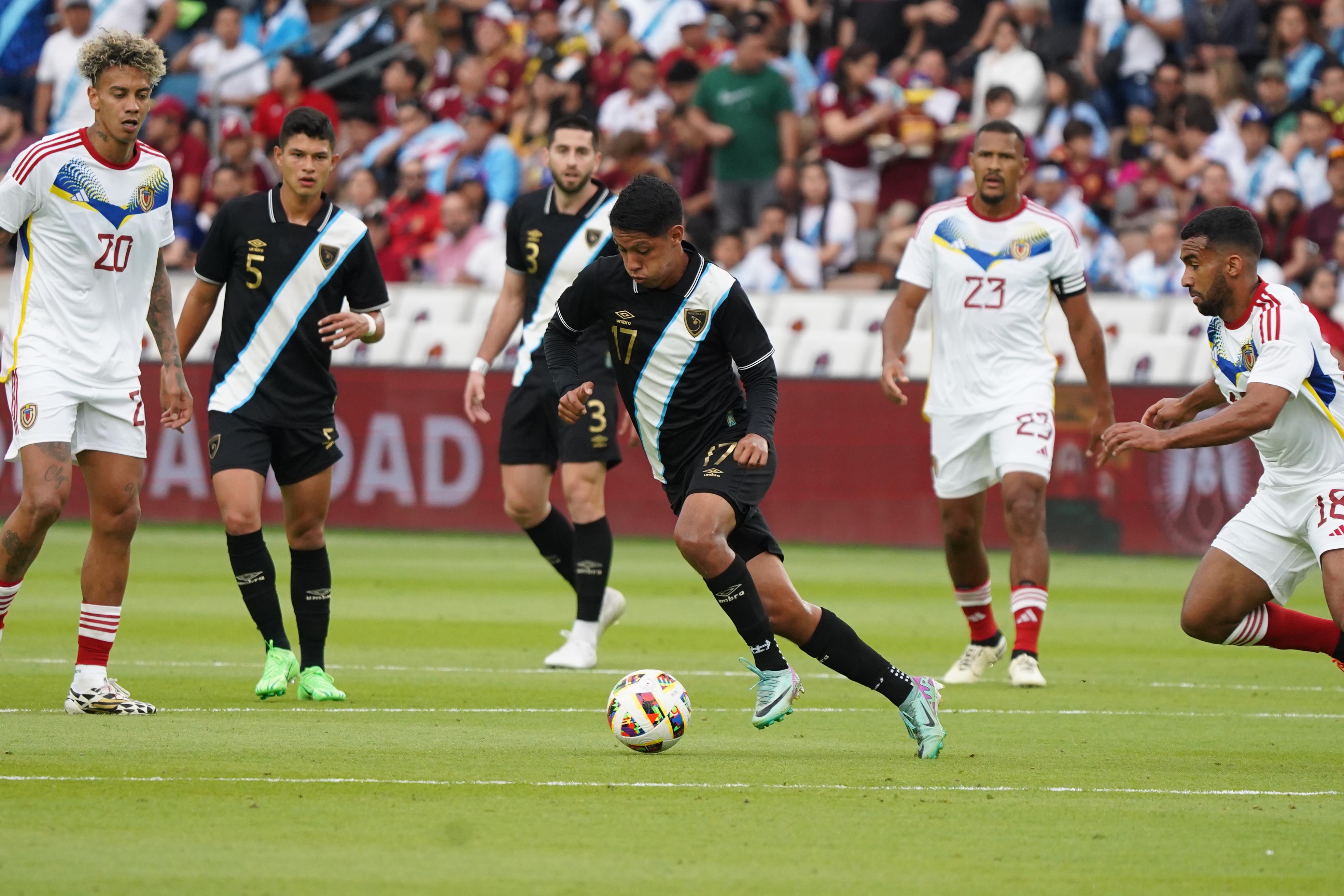 Óscar Castellanos con la Selección. (Foto Prensa Libre