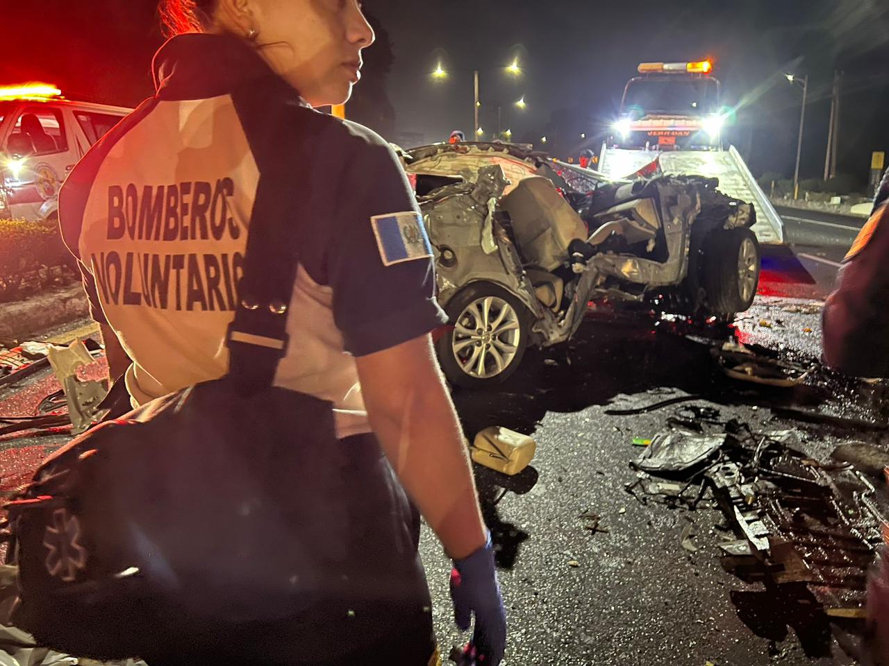 Un vehículo chocó y quedó destruido en la ruta al Pacífico. (Foto Prensa Libre: Bomberos Voluntarios)