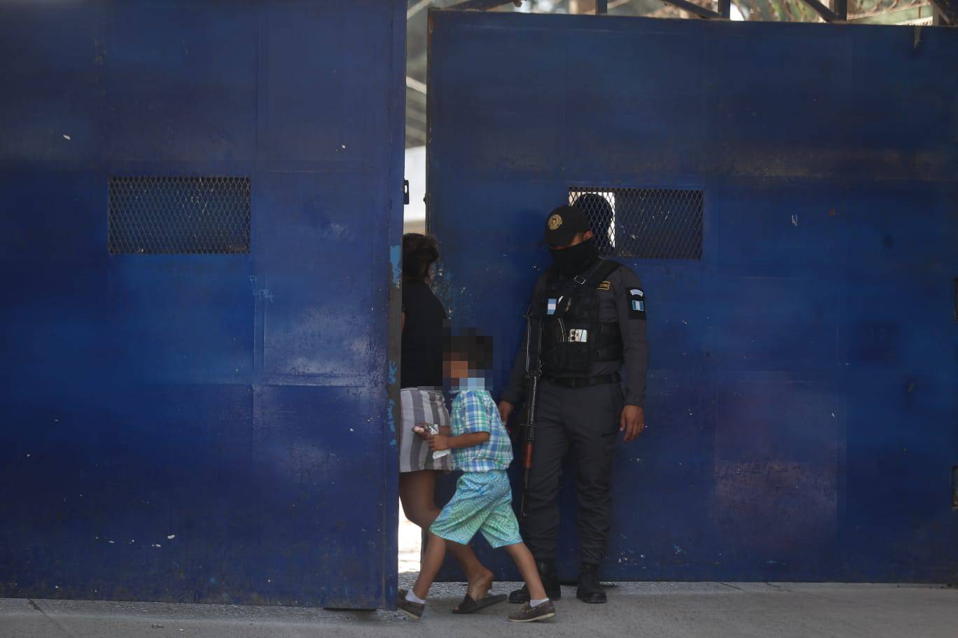 Este es uno de los ingresos a la cárcel de Pavón, en Fraijanes, Guatemala, donde el 20 de marzo las autoridades arrestaron a guardias de presidios sindicados de integrar una red de trata y explotación sexual. (Foto Prensa Libre: Juan Diego González)