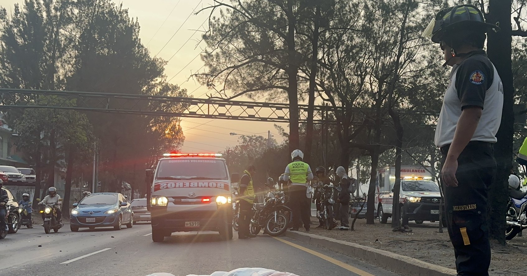 Un hombre de unos 20 años murió arrollado en el Anillo Periférico. (Foto Prensa Libre: Bomberos Voluntarios)