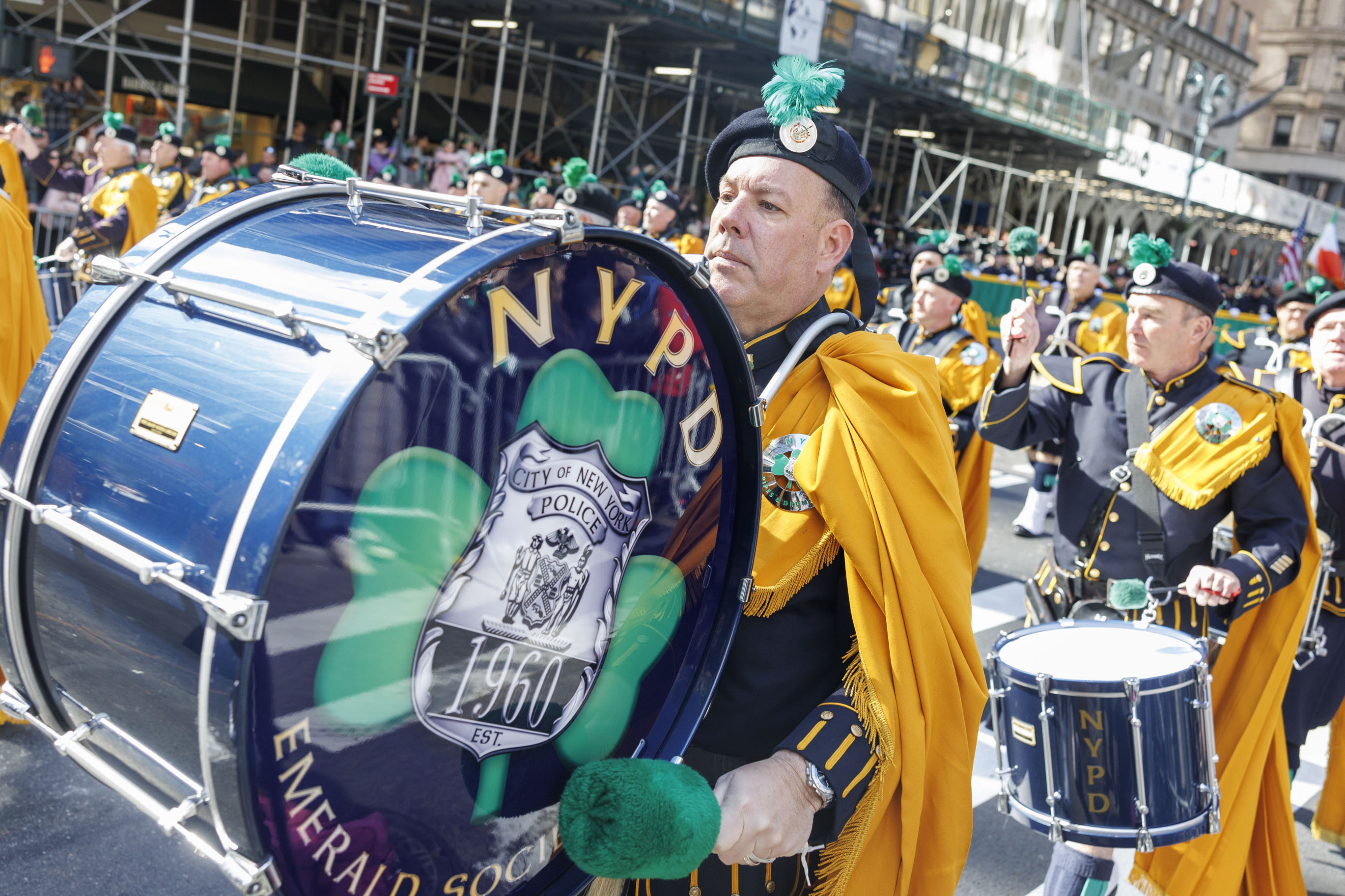 Miles de personas celebran el Día de San Patricio en Nueva York. (Foto Prensa Libre: EFE/EPA/SARAH YENESEL)