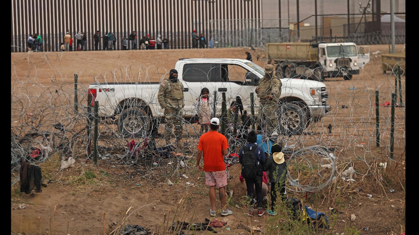 Trump y Biden visitaron la frontera en momentos de tensión entre los estadounidenses, por la llegada masiva de migrantes a las fronteras. (Foto Prensa Libre: AFP)