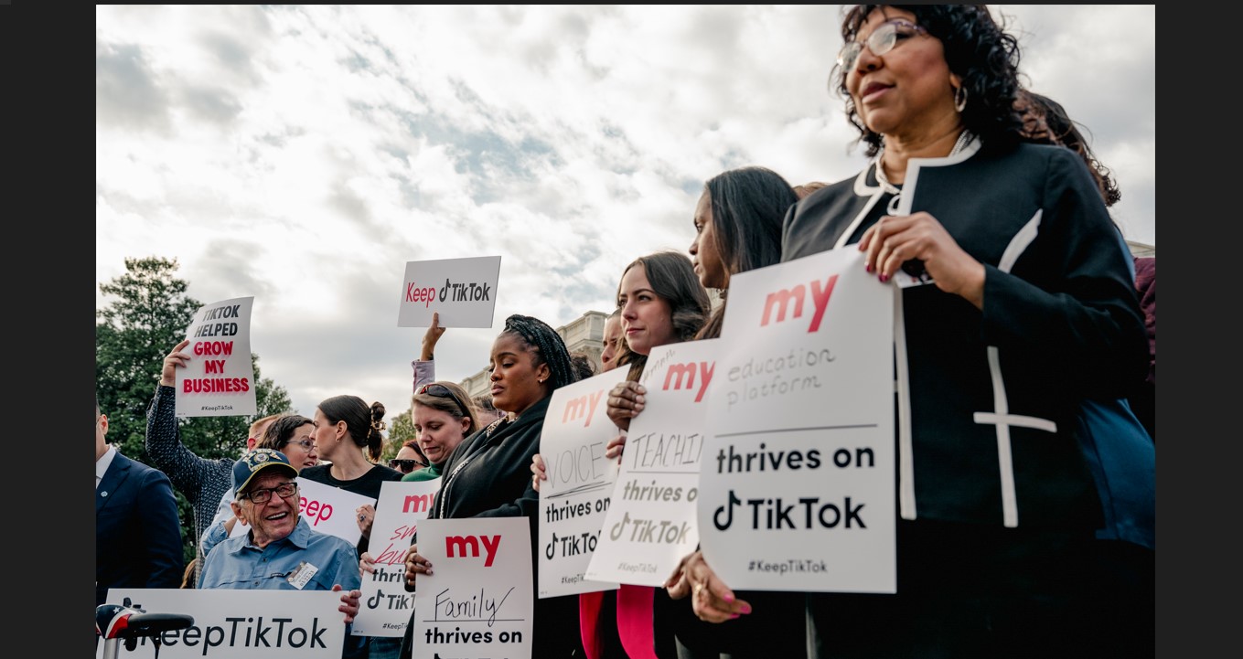 Creadores de contenido en TikTok se reúnen con el representante Jamaal Bowman (demócrata de Nueva York) para una conferencia de prensa sobre la aplicación en el Capitolio en Washington, el 22 de marzo de 2023. (Shuran Huang/The New York Times)