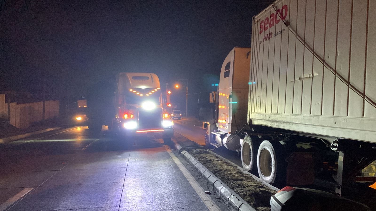 Personal de Tránsito de la capital coordina la movilización de un tráiler averiado en la ruta al Atlántico. (Foto Prensa Libre: PMT de la capital)