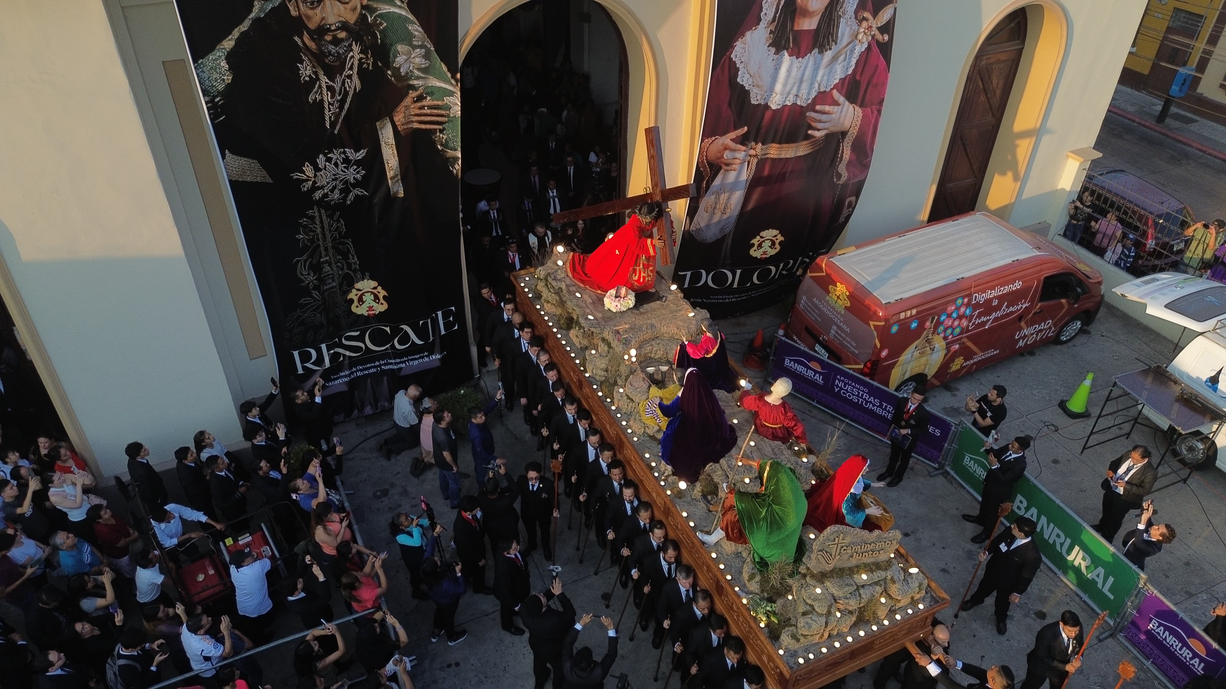 Salida del cortejo procesional en la jornada de reconciliación, en la Cuaresma 2024. (Foto Prensa Libre: Byron Rivera Baiza)