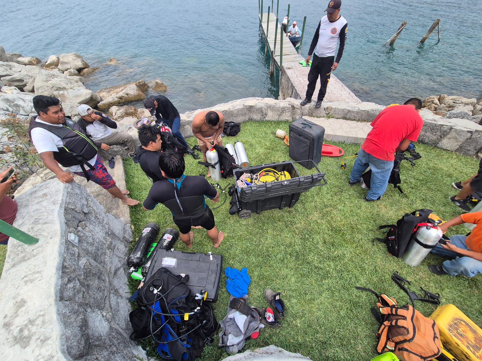 Dos hombres murieron ahogados este 23 de marzo en aguas del lago de Atitlán, Panajachel, Sololá, confirman Bomberos Voluntarios. (Foto Prensa Libre: Bomberos Voluntarios).