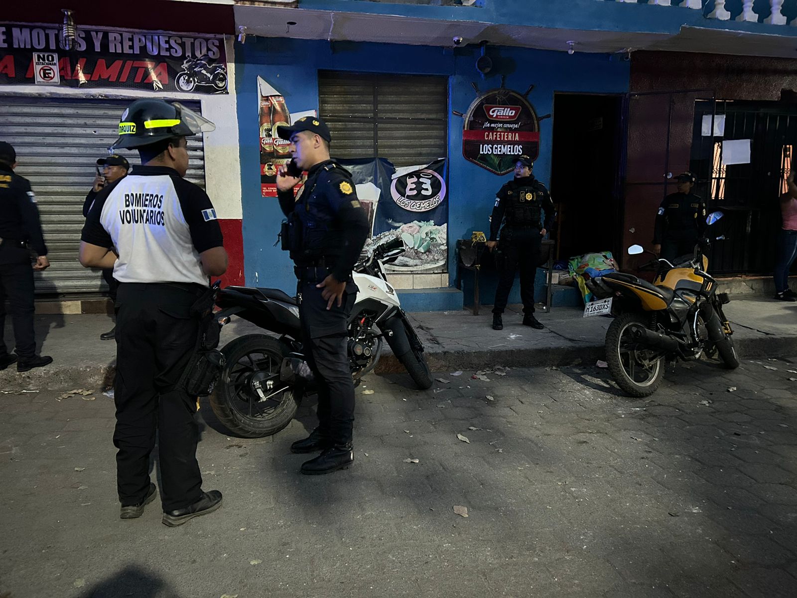 Una disputa entre el Barrio 18 y la Mara Salvatrucha terminó con la muerte de tres presuntos integrantes de esta última estructura. La PNC capturó a los supuestos perpetradores que usaron un fusil y dos pistolas, además de dos chalecos con logos del MP y la PNC. (Foto Prensa Libre: Bomberos Voluntarios).