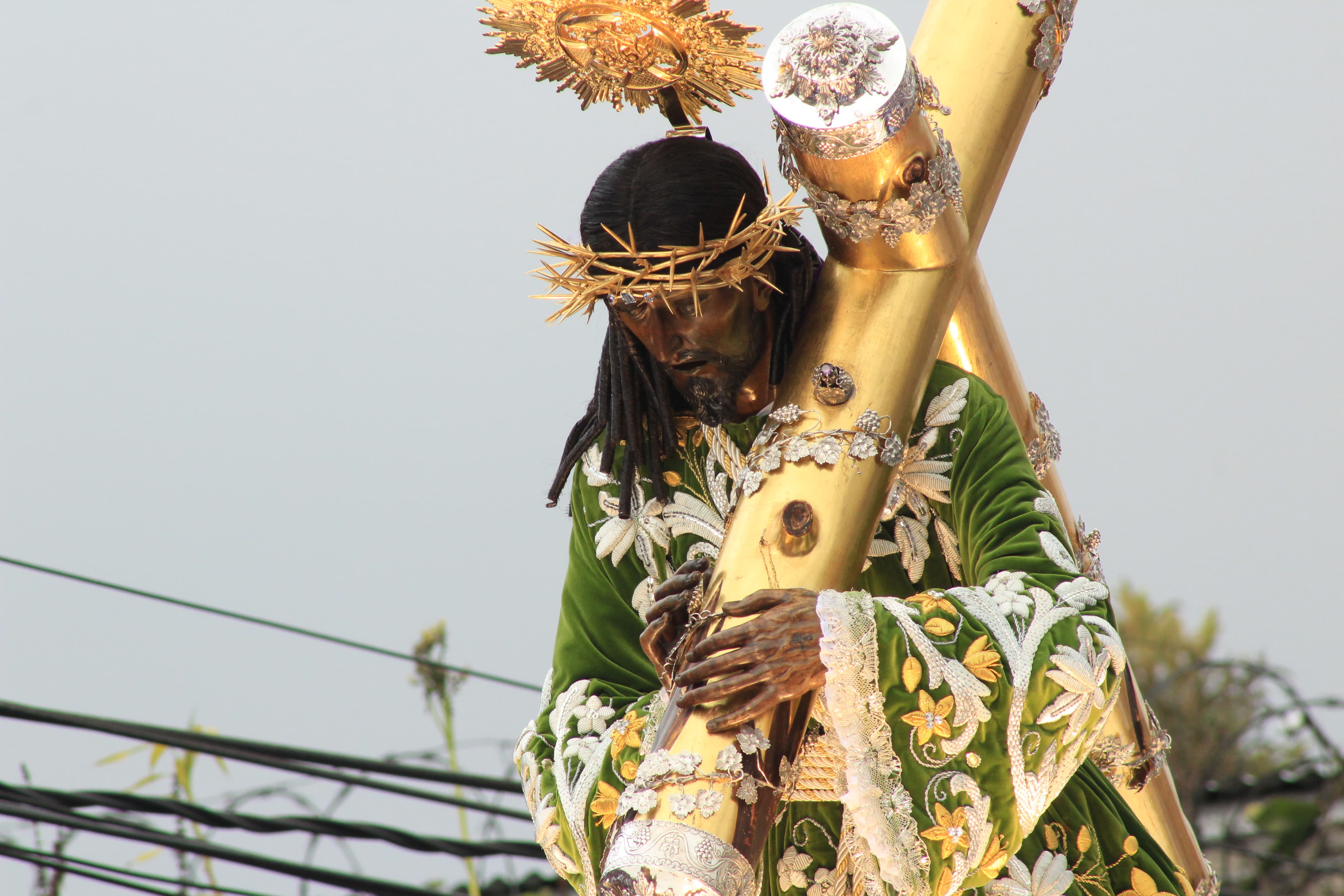 Tez morena, labios entreabiertos, ojos verdes y su abnegación abrazando el pesado madero, describen a la Consagrada Imagen de Jesús Nazareno de Candelaria "Cristo Rey". (Fotografía Prensa Libre: Gabriel Molina).