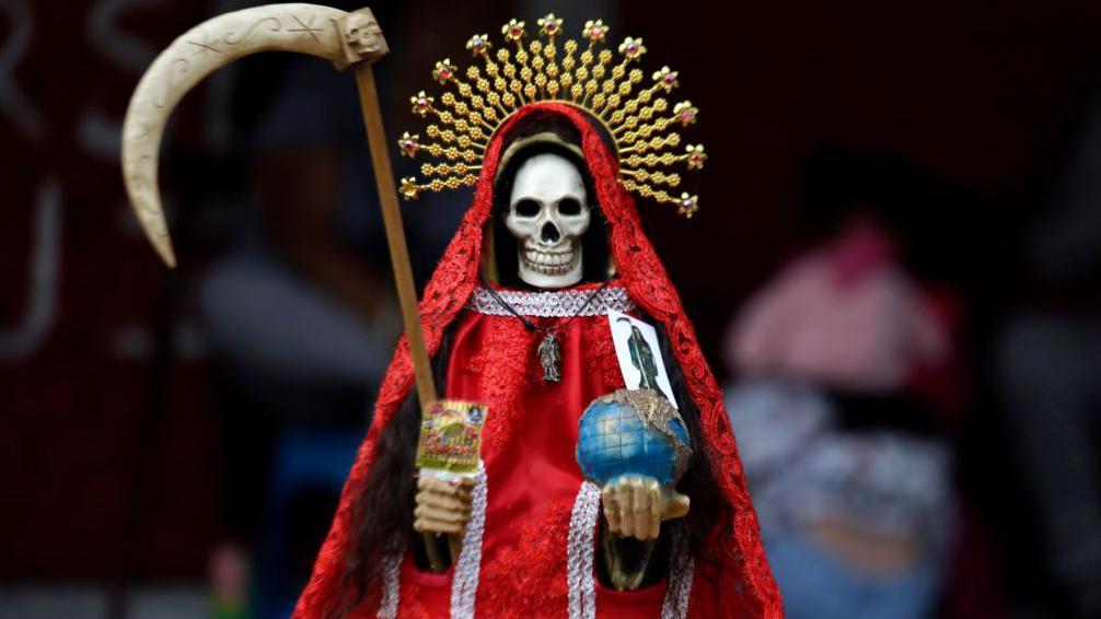 Algunos grupos criminales en México le rinden culto a la Santa Muerte.