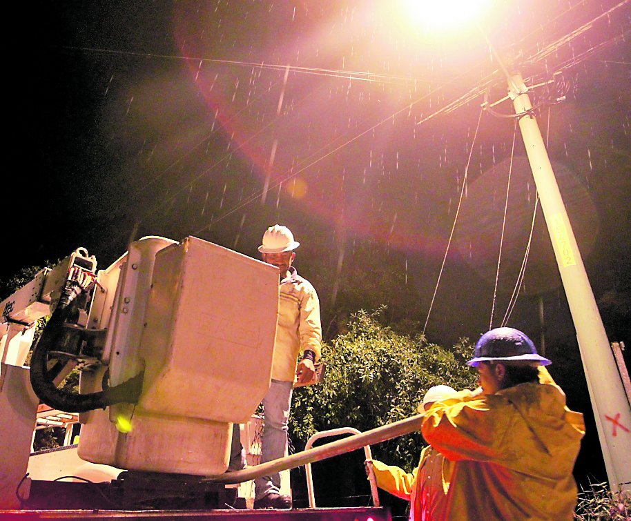 Trabajadores de la Empresa Electrica de Guatemala, colocan alumbrado público en la cuesta que comunica Sacatepéquez con la Ciudad Capital, esto en jurisdicción del municipio de Mixco.



Foto Estuardo Paredes                    13/07/17