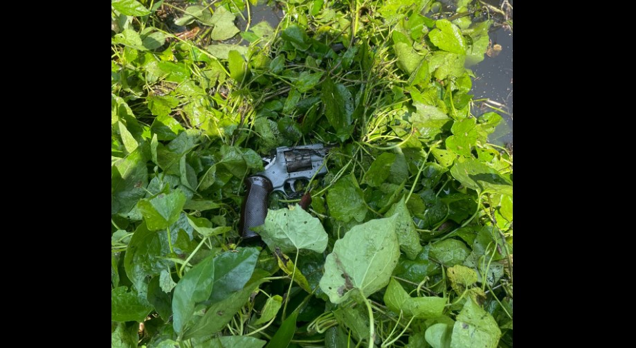 El supuestos sicario de abogado lanzó el arma a la maleza cuando iba a ser capturado. (Foto: Policía Nacional Civil)