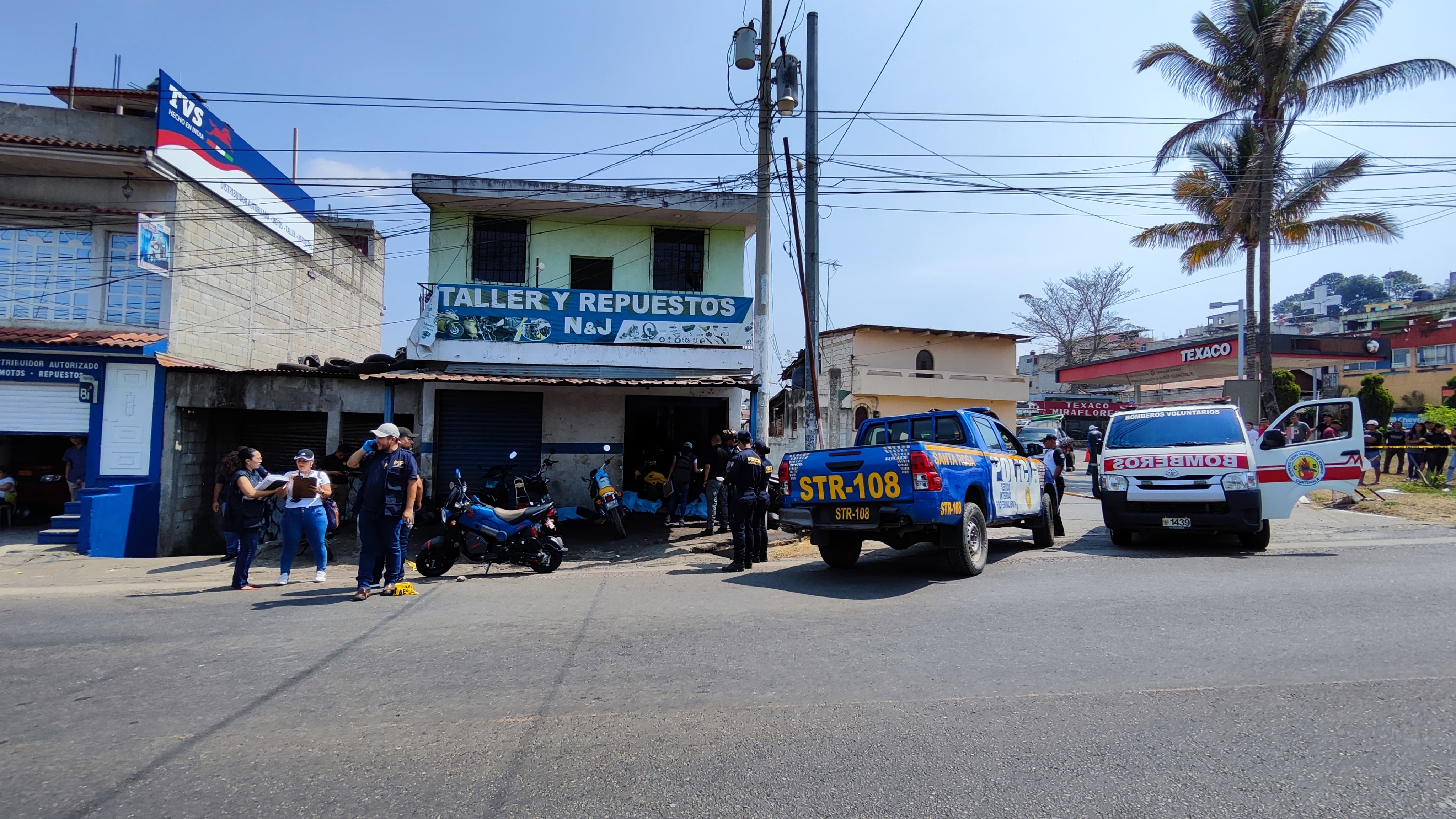 Fuerzas de seguridad y socorristas reportan cuatro personas muertas y dos heridas en incidente armado en Barberena, Santa Rosa. (Foto Prensa Libre: Bomberos Voluntarios)