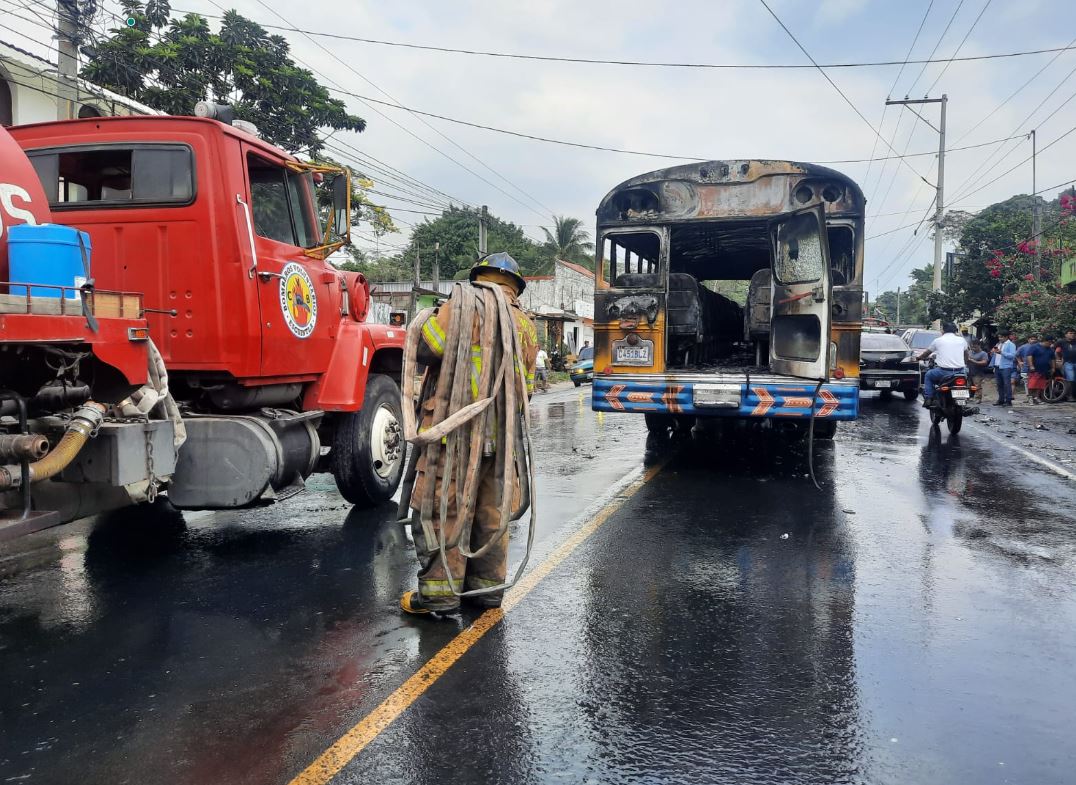 Bomberos trabajaron durante varios minutos para sofocar las llamas del bus que fue quemado con bombas molotov en Escuintla. (Foto Prensa Libre: cortesía)