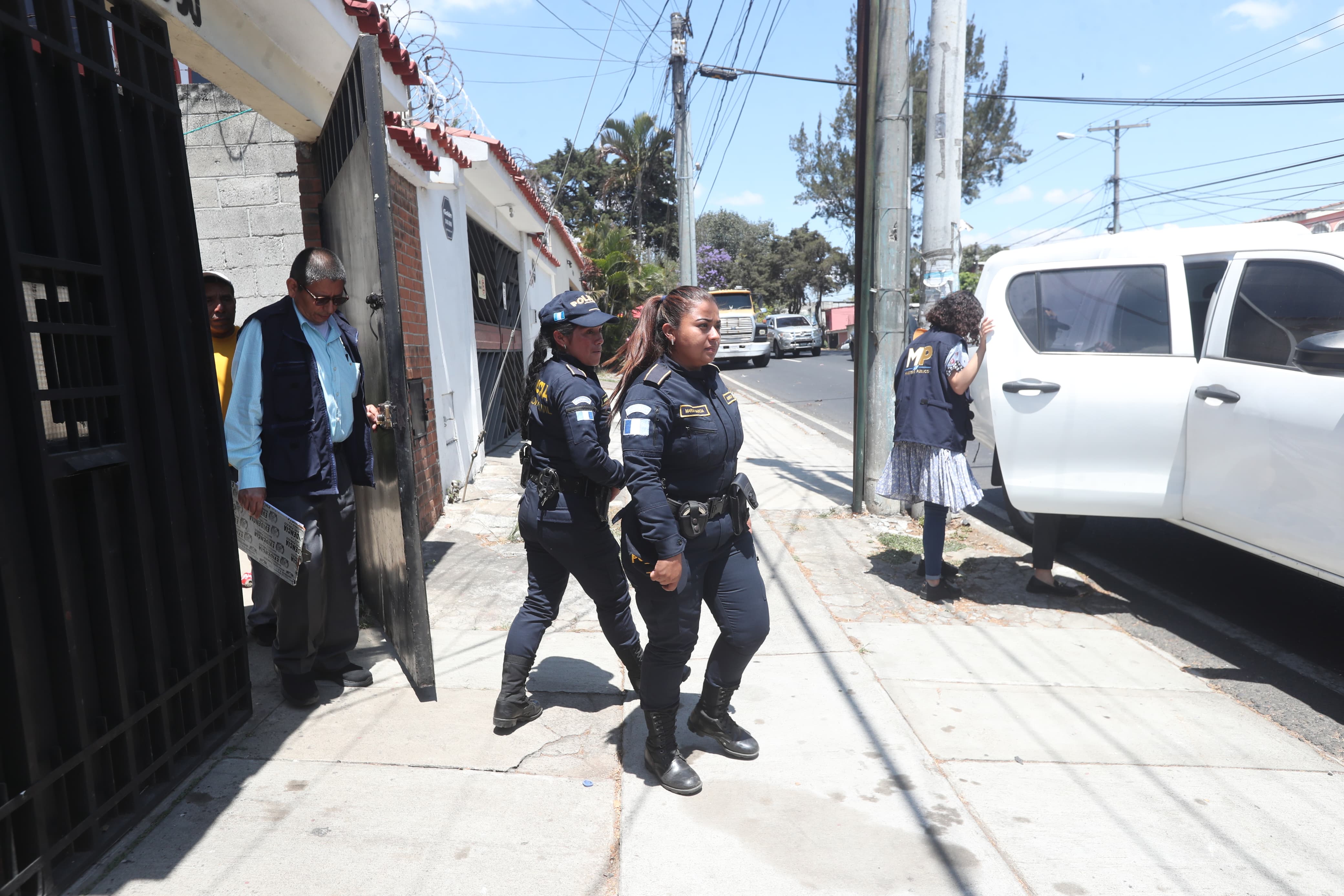 Autoridades en el cateo en la 6a avenida y 16 calle del bulevar San Cristóbal, zona 8 de Mixco, casa 15-50, en donde era agredida  Darly Julisa García Hernández. (Foto Prensa Libre: Érick Ávila) 