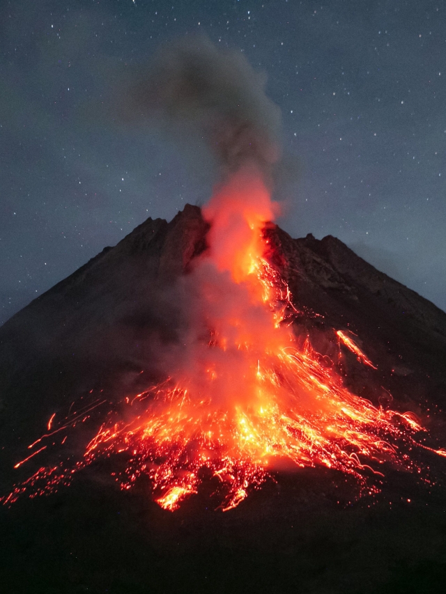 El Acatenango entra en erupción