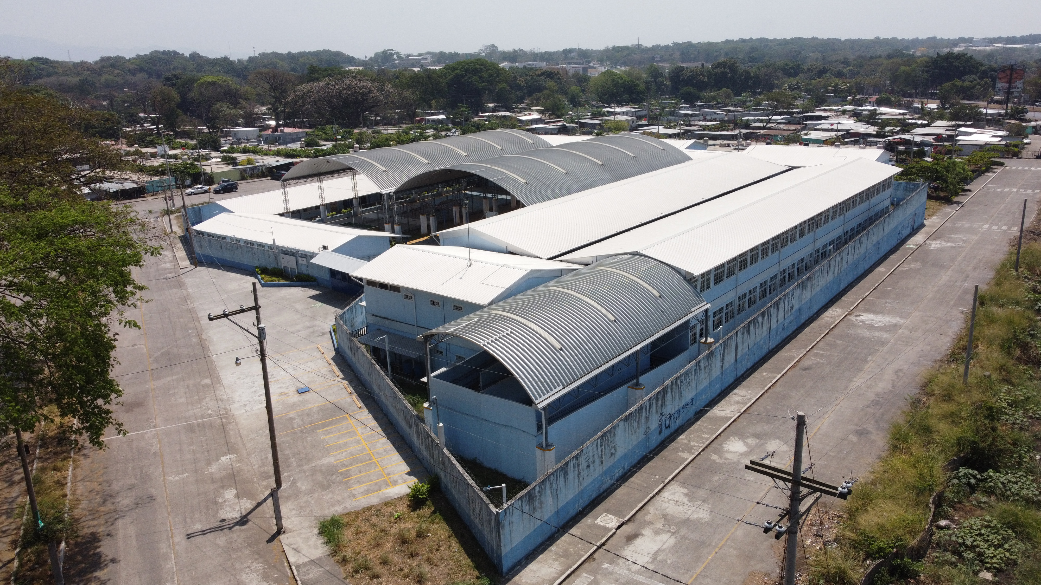 Visita para verificar estado de la construcción de escuela Bicentenario  ubicada en la colonia La Dignidad, Escuintla, que cuenta con los niveles de primaria y pre primaria, cuenta con 32 aulas. Resaltaron que está construida con polímero  de alta densidad patentando, impermeable, antisísmicos, no se filtra el agua; sin embargo, son evidentes las malas condiciones, por las altas temperaturas de clima en el departamento, han colocado ventiladores dentro de las aulas, el laboratorio de computación no cuenta con computadoras, hay filtraciones de agua, no hay luz en algunas partes, el techo ha comenzado a caerse, los pasamos han sido reparados, no está habilitada la cocina para padres de familia, algunos sanitarios y lavamanos no funcionan completamente. Fotografía Prensa Libre: María Reneé Barrientos Gaytan. 11-03-2024.