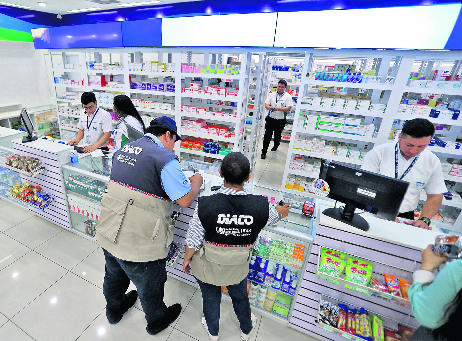 DIACO OPERATIVOS. La Dirección de Atención y Asistencia al Consumidor (DIACO), inició con operativos a farmacias para verificar precios e inventario de suministros que podrías ser utilizados en la prevención del Coronavirus. En la imagen, 2 agentes de la DIACO corroboran información en farmacias de la zona 13.Juan Diego González.  030320
