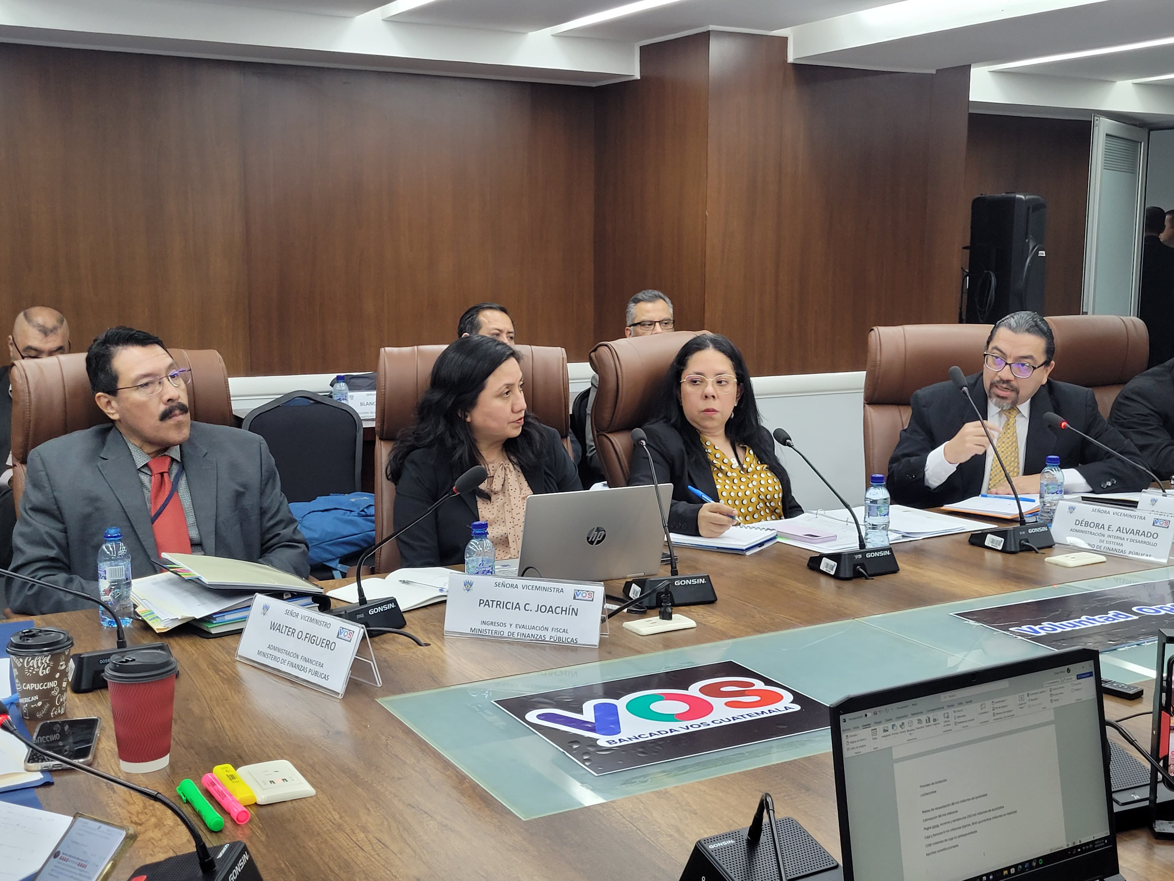 Wálter Figueroa, viceministro de Finanzas Públicas de Guatemala, -izquierda- en la citación con diputados de la bancada VOS, en el Congreso. (Foto Prensa Libre: Gabriel Molina)