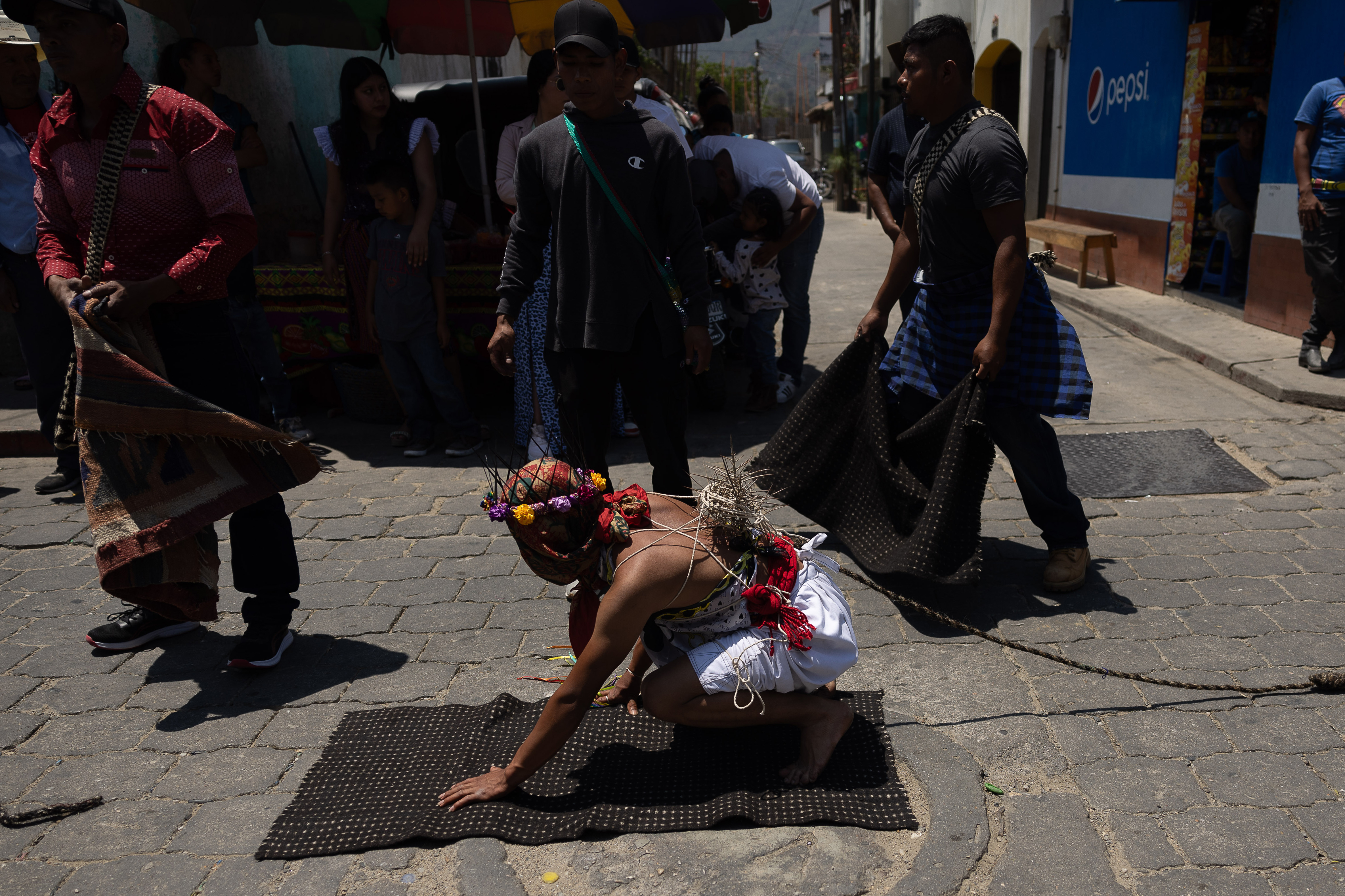 AME3627. SAN ANDRÉS SAJCABAJÁ (GUATEMALA), 29/03/2024.- Una persona recorre de rodillas, descalza y con coronas de espinas un tramo de dos kilómetros como penitencia por sus pecados, este Viernes Santo durante las celebraciones de Semana Santa, en San Andrés Sajcabajá (Guatemala). Decenas de hombres recorrieron este viernes más de dos kilómetros de rodillas, descalzos, con coronas de espinas en sus cabezas y con un rosario en sus manos, para pedir perdón por sus pecados en un poblado maya k'iche' del noroeste de Guatemala. Bajo un potente calor, los hombres, conocidos como los 'gateadores' del pueblo de San Andrés Sajcabajá, iniciaron su recorrido desde la iglesia católica de la localidad hasta el templo de El Calvario, después de pasar 40 días aislados de sus familias como parte de esta particular celebración en Semana Santa. EFE/ David Toro