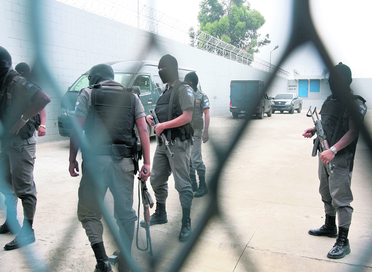 Reos en su mayoria  de la Mara 18, quienes se encuentran recluidos en la carcel de maxima seguridad Fraijanes  2, se amotinaron (MOTIN)  y toman como rehen a dos Guardias del Sistema Penitenciario,los marero solicitan que sen trasladados de nuevo al Preventivo de la zona 18, debido a malos tratos y mala comia en ese centro carcelario, ejercito y agentes de la Policia nacional Civil PNC,  rodearon las instalaciones de los  los centros carcelarios,  EN LA IMAGEN GUARDIAS PENITENCIARIOS CON  GORROS PASAMONTA?AS    Fotografia Prensa Libre;Esbin  Garcia