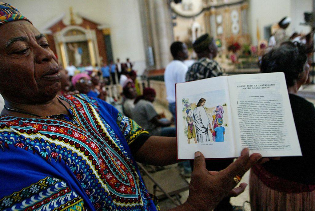 Mujer con una Biblia.