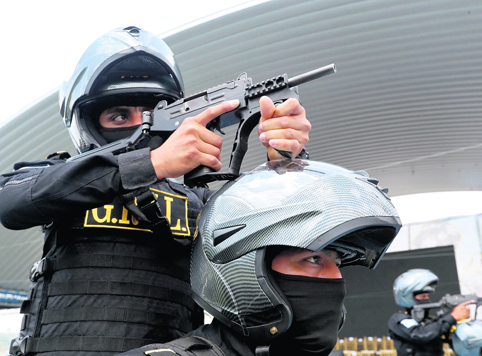 El ministerio de Gobernación adquirió  80 mil uniformes para al menos 35 mil agentes de la PNC, ahora el negro solo estará habilitado para algunas unidades de fuerza especial así como antinarcótica. 
Mientras que el resto deberán usar un azul obscuro con nueva metodología, dentro de ello código QR que permite leer los datos del agente, como nombre, número de placa, tipo de sangre, rango y sexo además si está o no activo. 


El costo de inversión es de Q80 millones  y se les dará dos a cada agente, en total unos 35 mil agentes tendrán el uniforme de los 43 mil que componen la PNC.

Fotografía Prensa Libre: María José Bonilla
Fecha: 06/06/2023