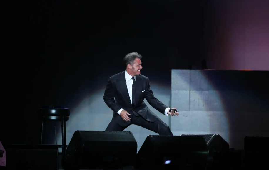 Luis Miguel continúa causando polémica debido a sus recientes presentaciones en vivo. (Foto Prensa Libre: Keneth Cruz)
