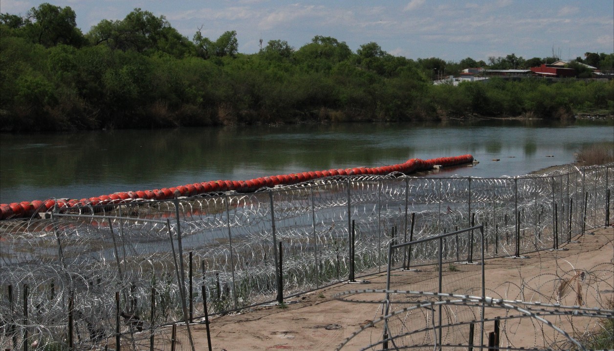 Boyas, alambre, más guardias, arrestos y expulsiones en Texas: Florida busca replicar endurecimiento de normas de ese estado contra la migración. (Foto Prensa Libre: EFE)