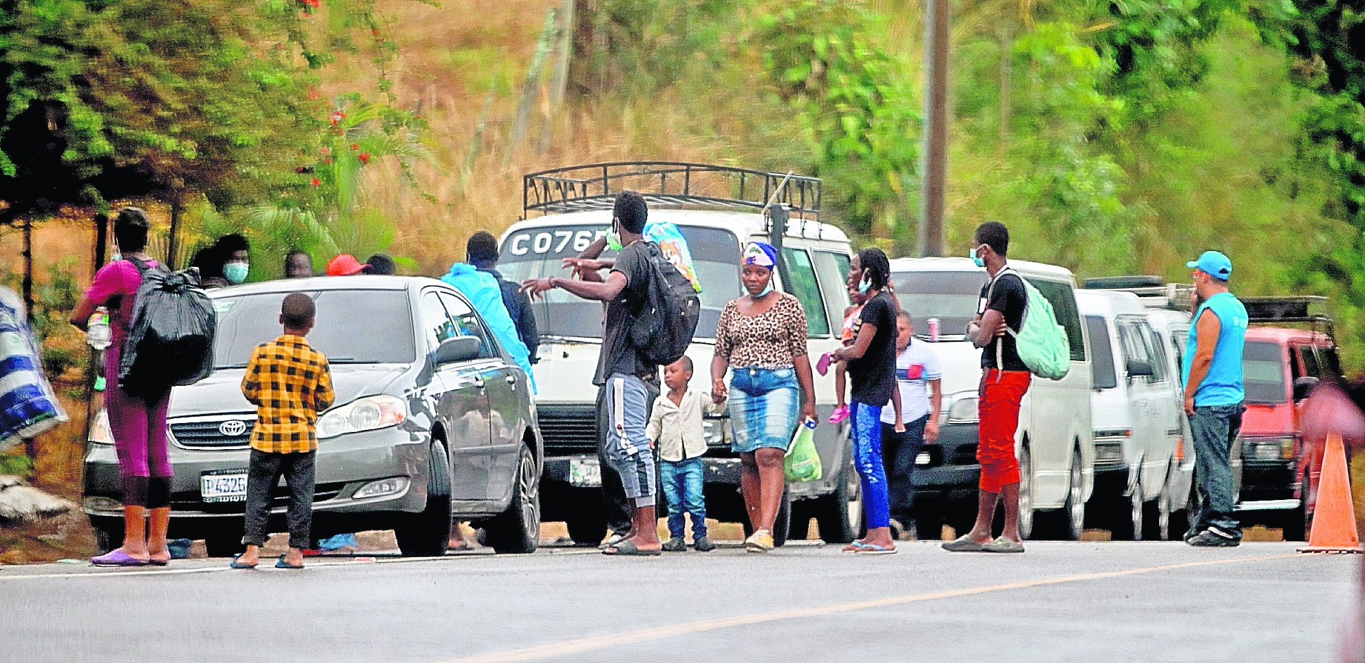 Red de coyotaje se percibe en el ambiente desde el ingreso de la aduana de Aguas Calientes en Esquipulas, en donde decenas de migrantes Africanos , haitianos , hondureños , venezolanos y de otras nacionalidades pasan a diario. Se evidencia como estos son subidos a vehículos para pasar los puestos de control de la policia hasta ser acomodados en pensiones en el centro de Esquipulas.

foto Carlos Hernández
22/09/2021