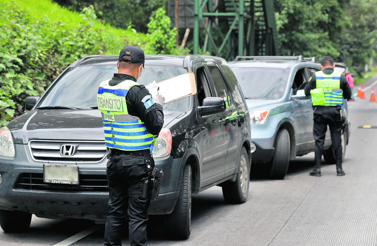 PolicÌa Nacional Civil de Transito realizan operativo en el kilometro 26 ruta a occidente donde revisan documentos para que no sean de otros departamentos y puedan transitar.

FotografÌa. Erick Avila:              23/06/2020