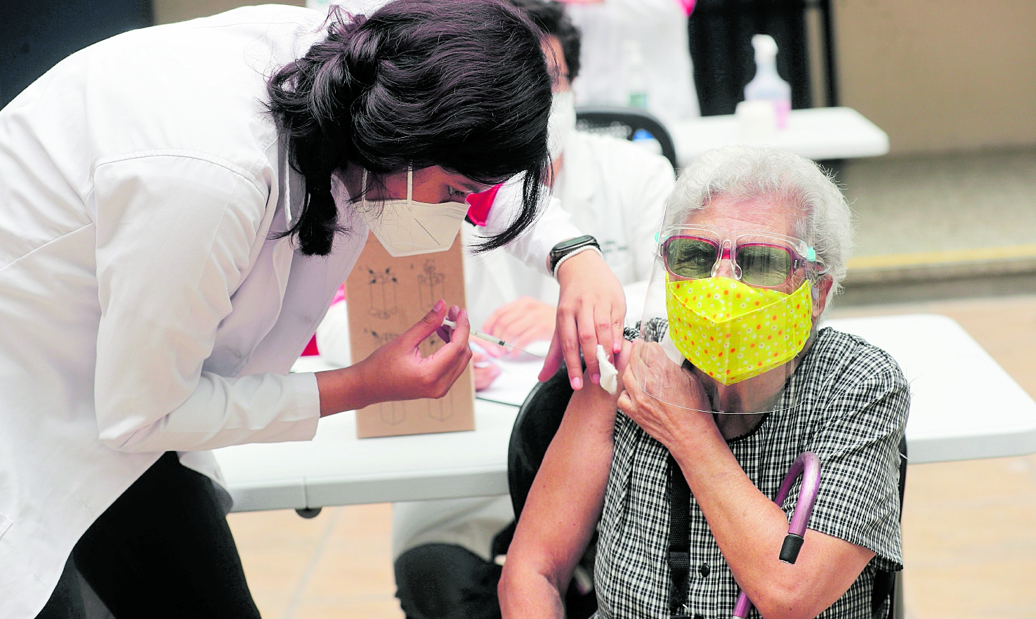 En el centro de vacunación en el  CUM zona 11  llegan varias personas para ser vacunadas contra el COVID 19  muchas de estas personas llegaron desde muy temprano.Fotografía. Erick Avila:                          3105/2021