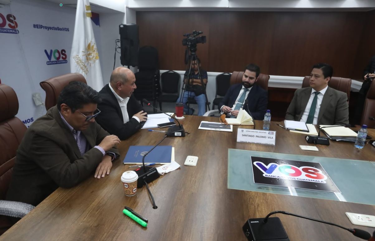 Santiago Palomo, tercero por la izquierda, en la citación en la bancada VOS en el Congreso de la República. (Foto Prensa Libre: Juan Diego González)