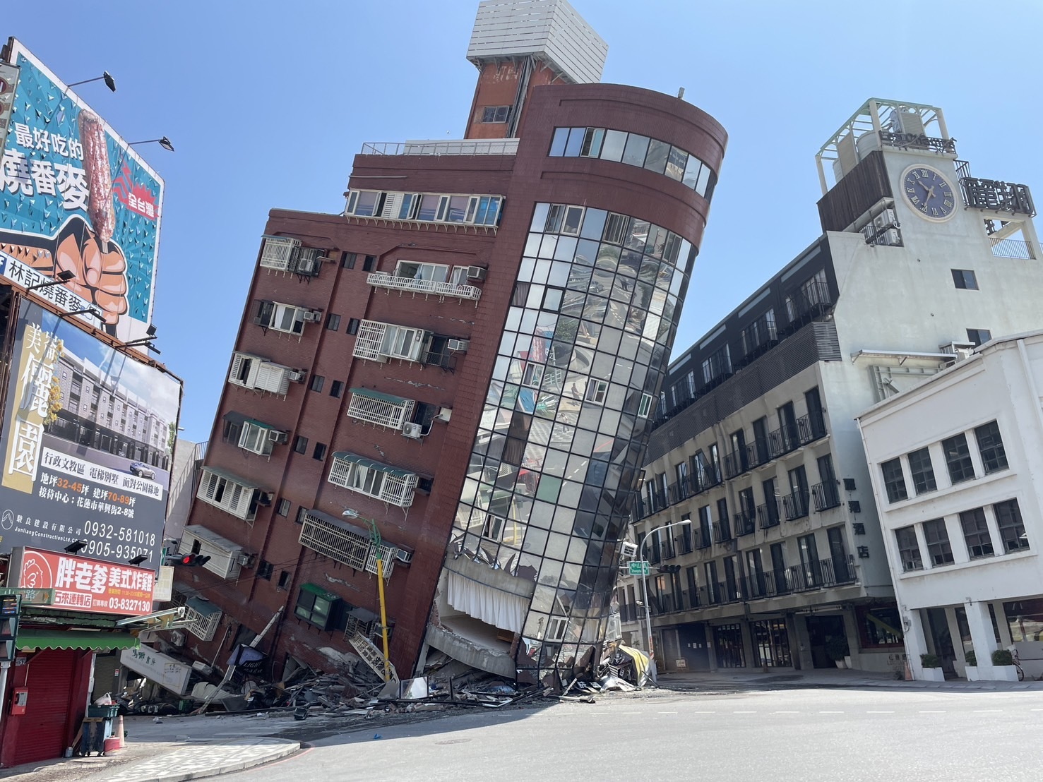 Un edificio casi por desplomarse después de un terremoto de magnitud 7,4 en Hualien, Taiwán, el 03 de abril de 2024. (EFE/ The Central News Agency)