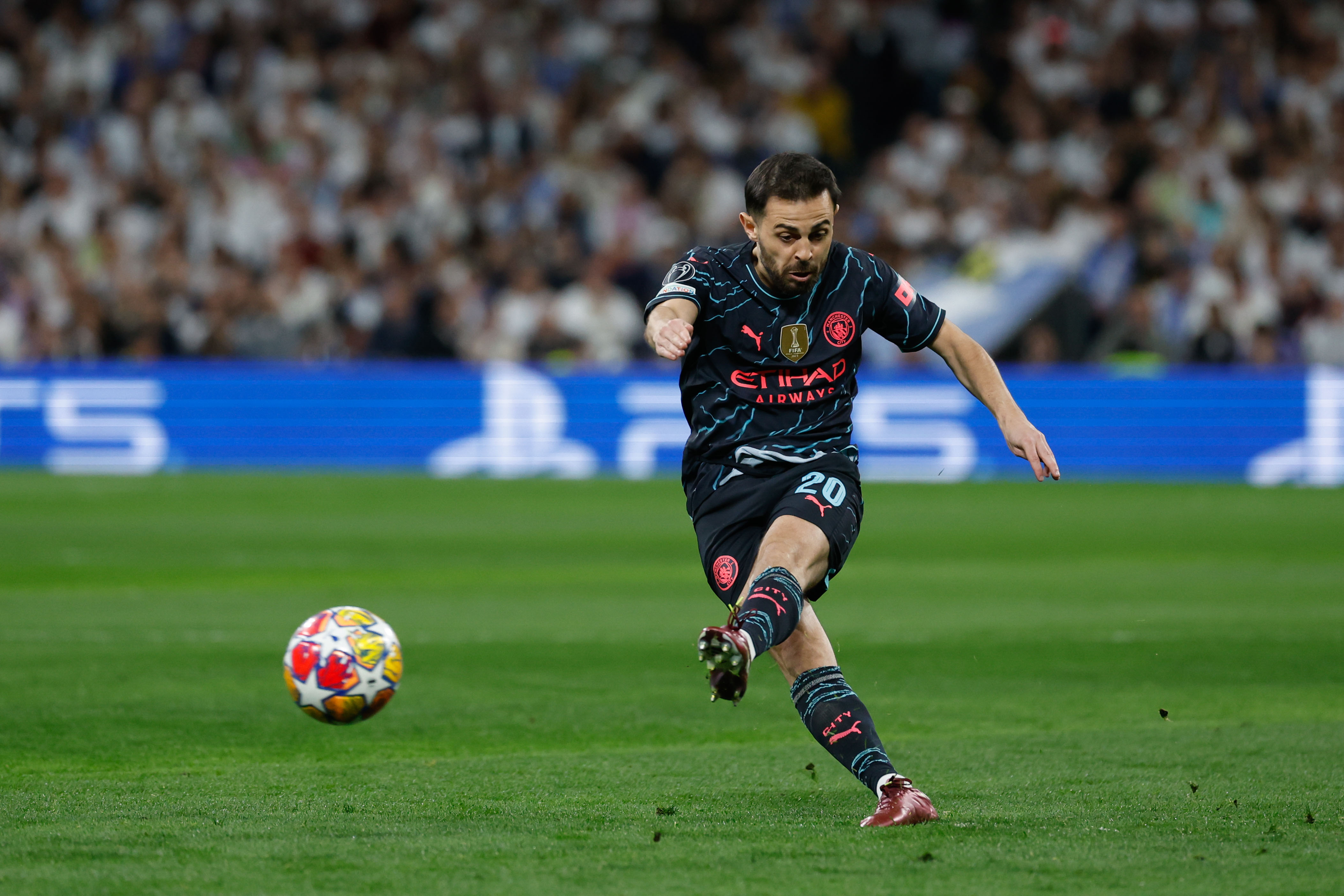 El centrocampista portugués del Manchester City Bernardo Silva lanza a puerta y anota un gol.