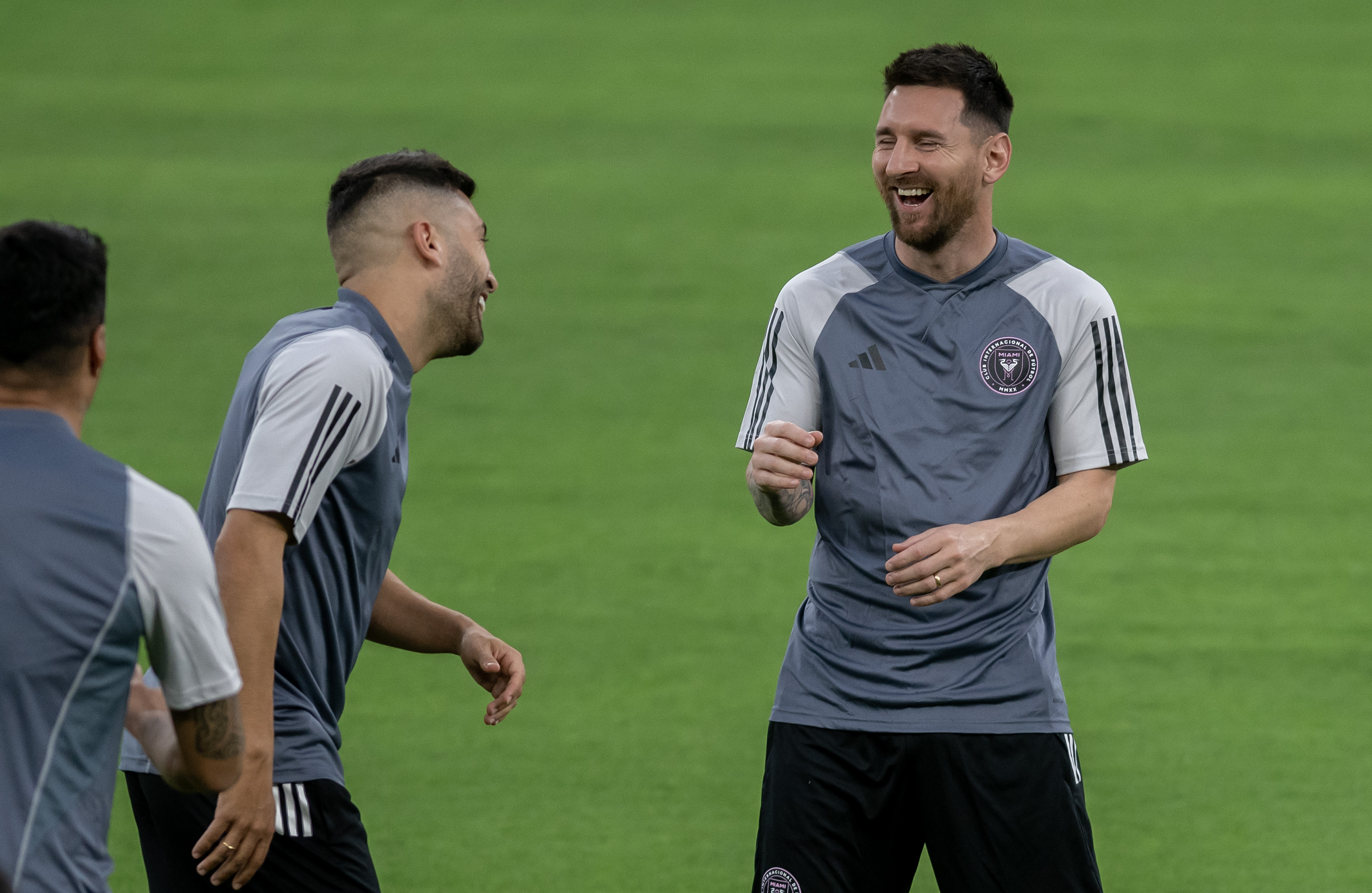 Lionel Messi en el reconocimiento de cancha en el estadio BBVA de Monterrey.