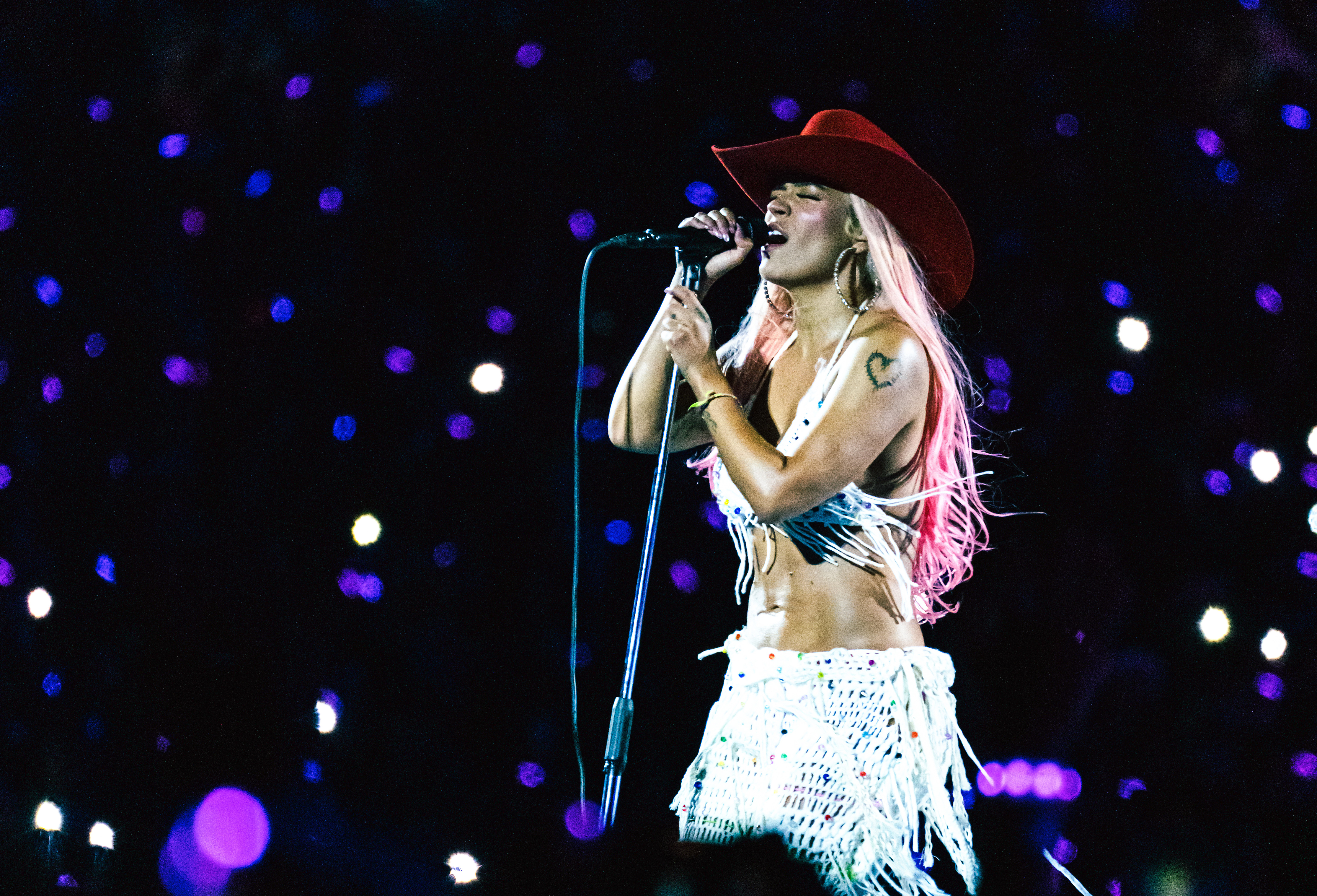 Cantante Karol G durante un concierto el 5 de abril en Bogotá . (Foto Prensa Libre: AFP)