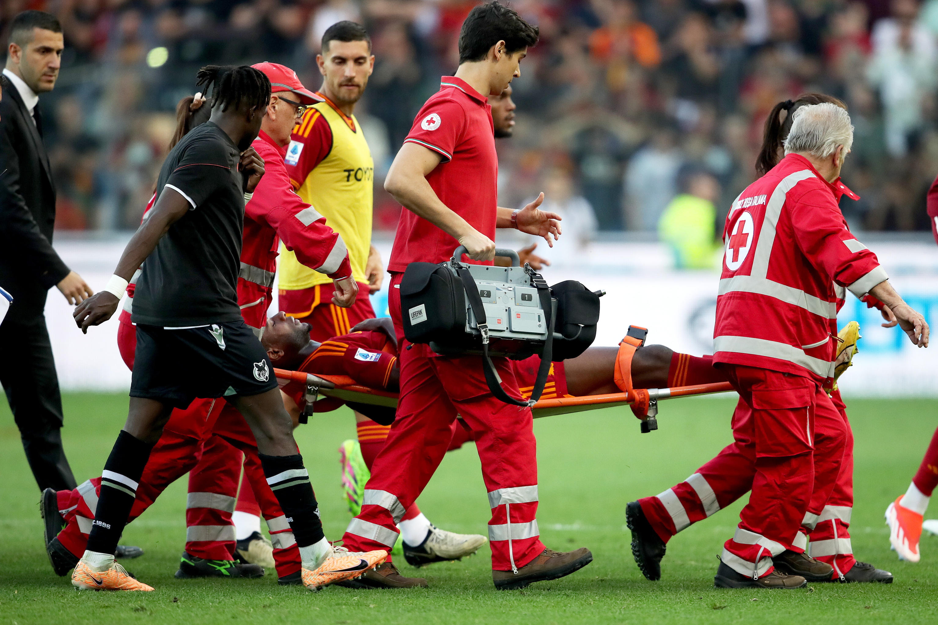 El futbolista de la Roma, Evan N'Dicka, es atendido por los paramédicos durante el enfrentamiento ante el Udinese en el estadio Friuli - Dacia Arena. (Foto Prensa Libre: EFE)