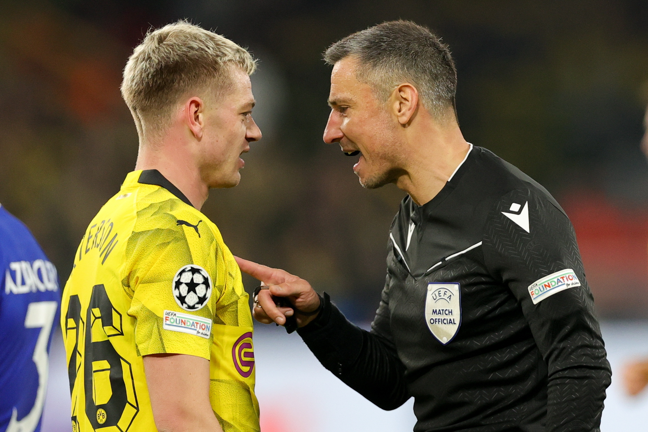 El jugador del Dortmund, Julian Ryerson, discute con el árbitro, Slavko Vincic, en el enfrentamiento de cuartos de final frente al Atlético Madrid en el Signal Iduna Park de Alemania. (Foto Prensa Libre: EFE)