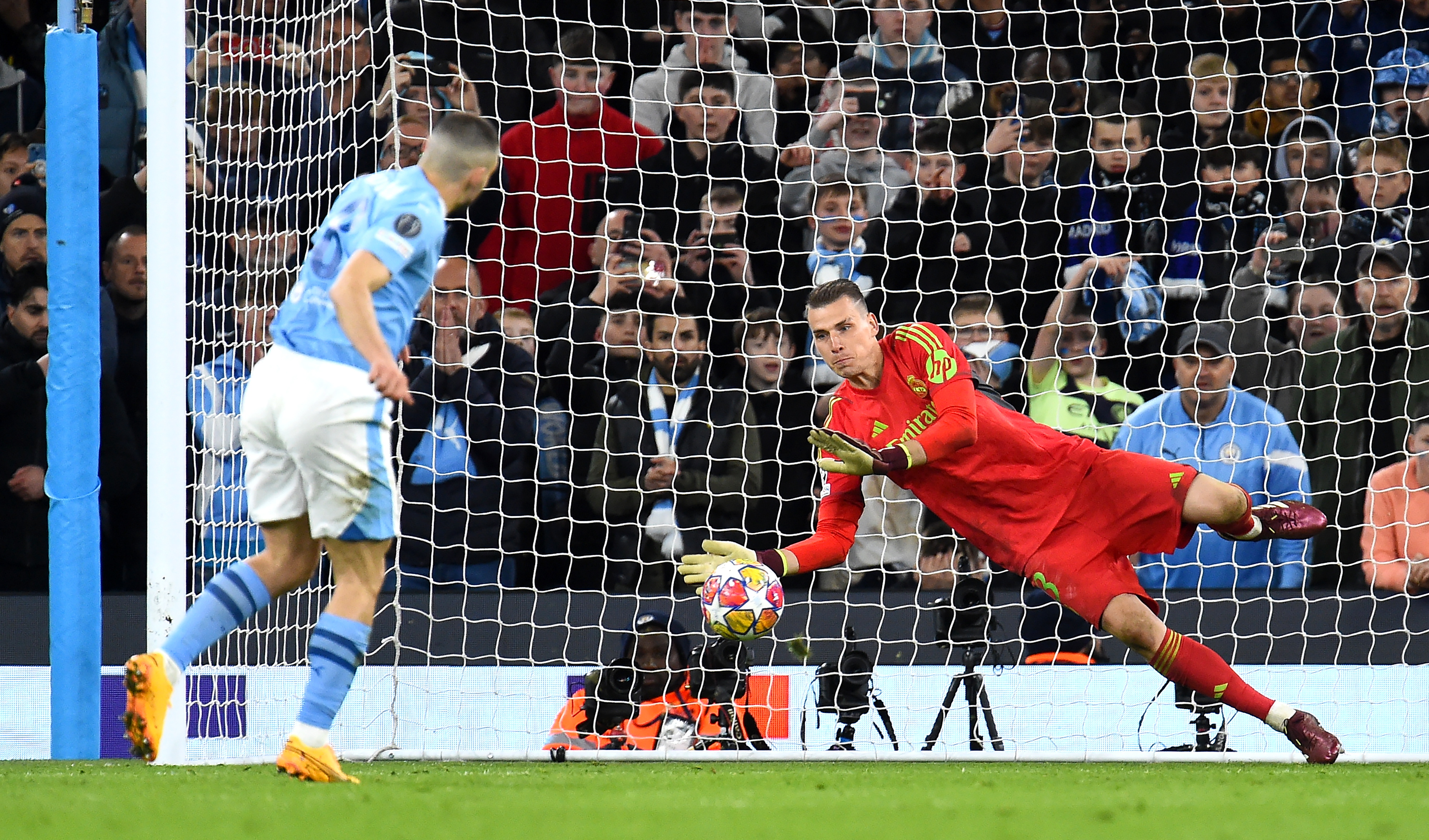 Andriy Lunin salva un remate en la decisiva tanda de penales.