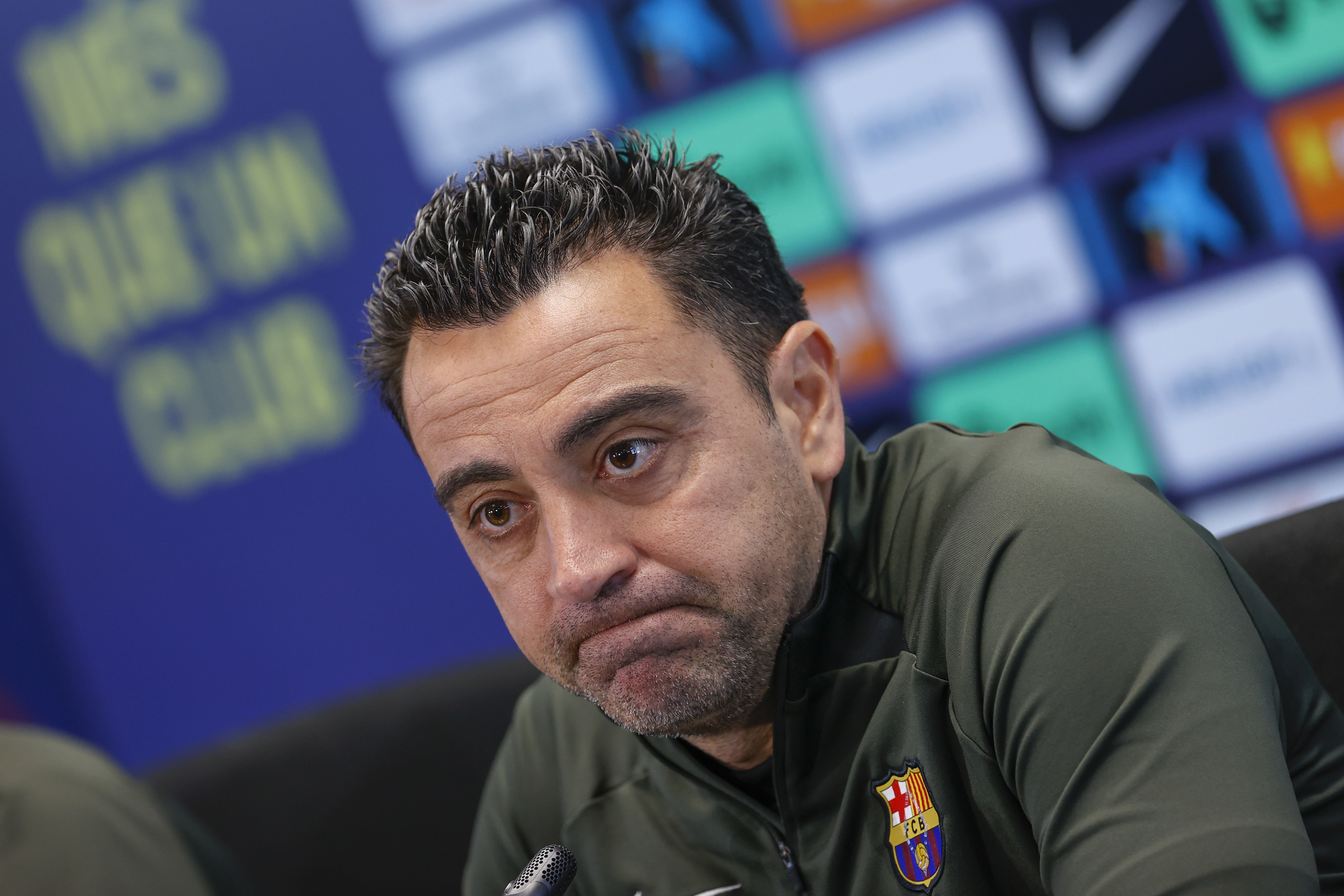 El técnico del FC Barcelona, Xavi Hernández, durante la rueda de prensa posterior al entrenamiento del sábado antes de enfrentar al Real Madrid en el Santiago Bernabéu. (Foto Prensa Libre: EFE)