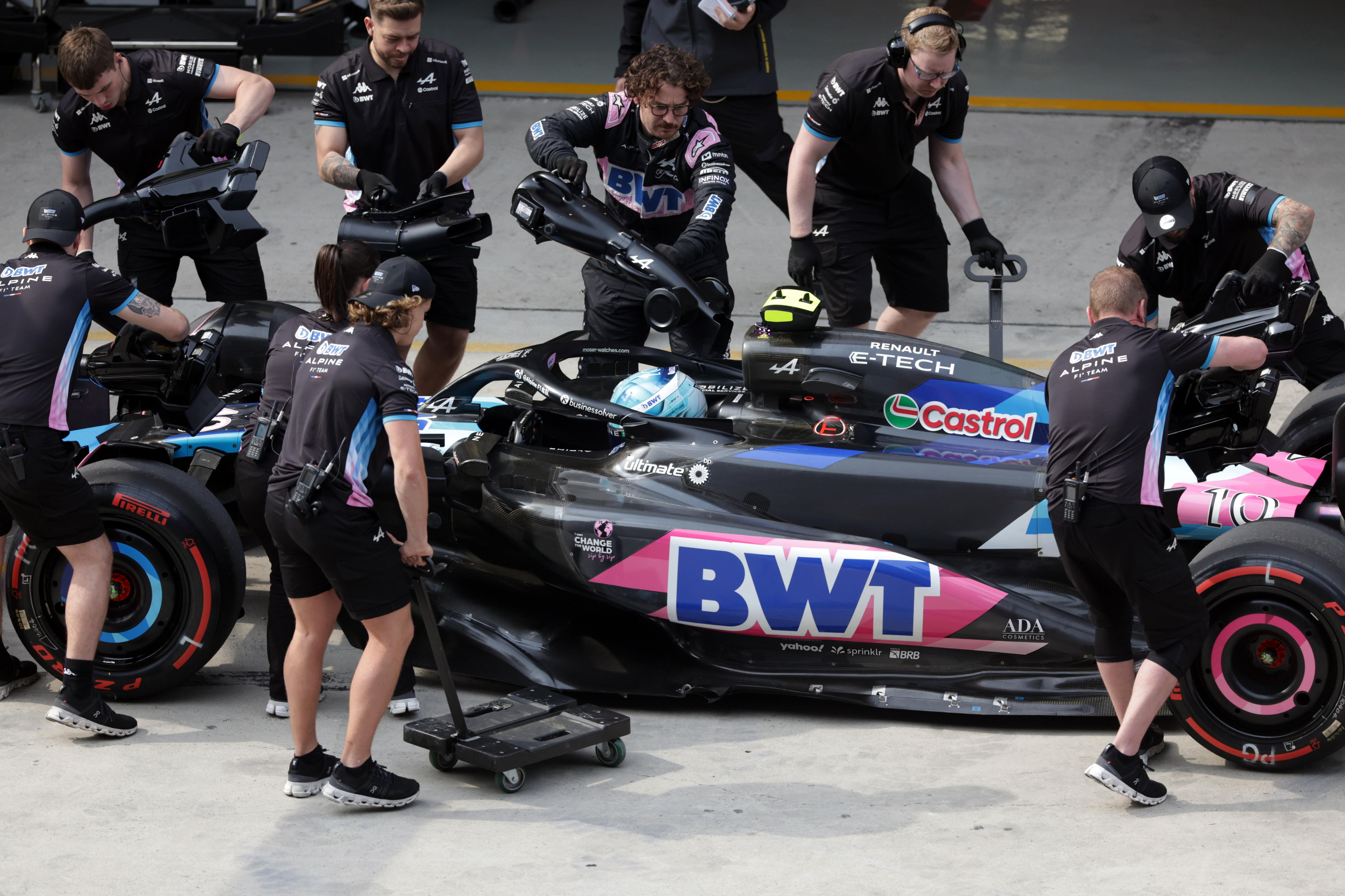 El conductor de Alpine, Pierre Gasly, durante la parada en los Pits, en Shanghai, China. (Foto Prensa Libre: EFE)