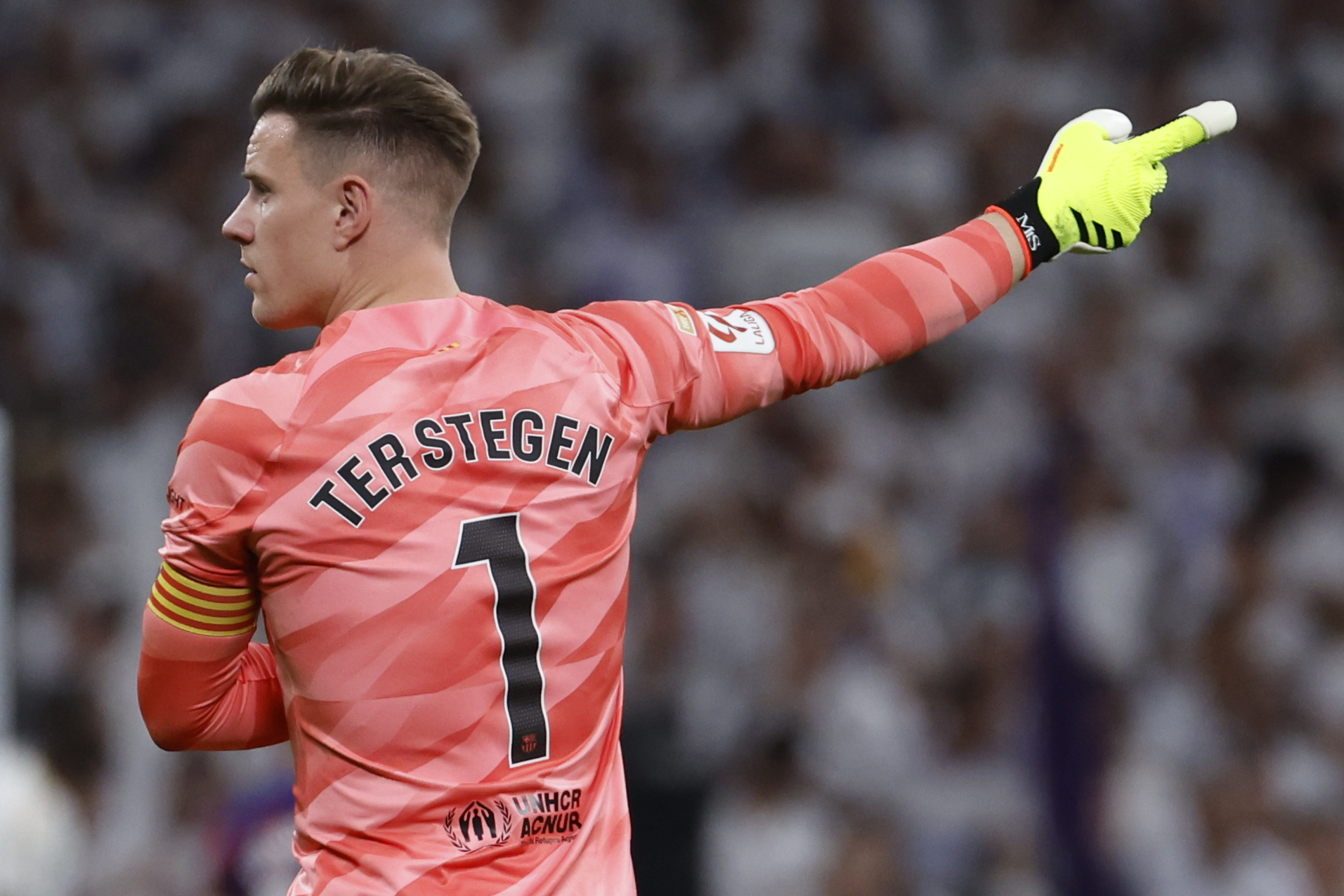 El guardameta alemán del FC Barcelona, Marc-André ter Stegen, durante el partido disputado este domingo en el estadio Santiago Bernabéu de Madrid. (Foto Prensa Libre: EFE)